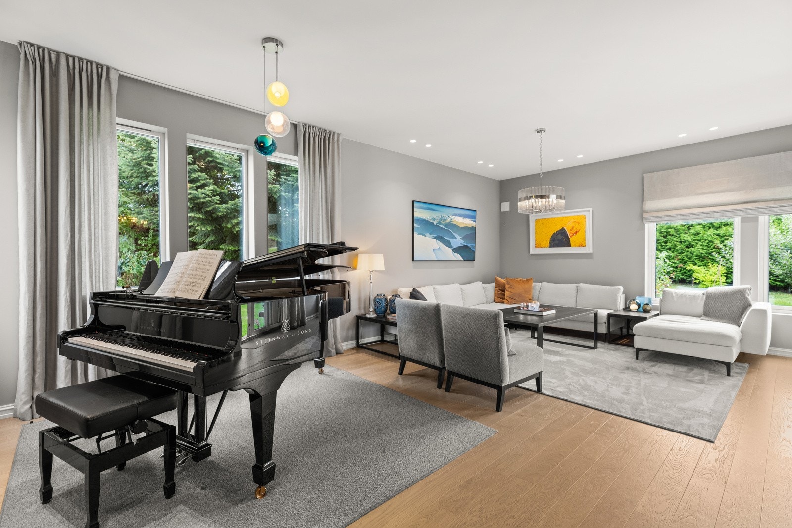 Stuen har 1-stavs parkett, lysmalte veggoverflater og downlightsbelysning i deler av himling. Galleribilde