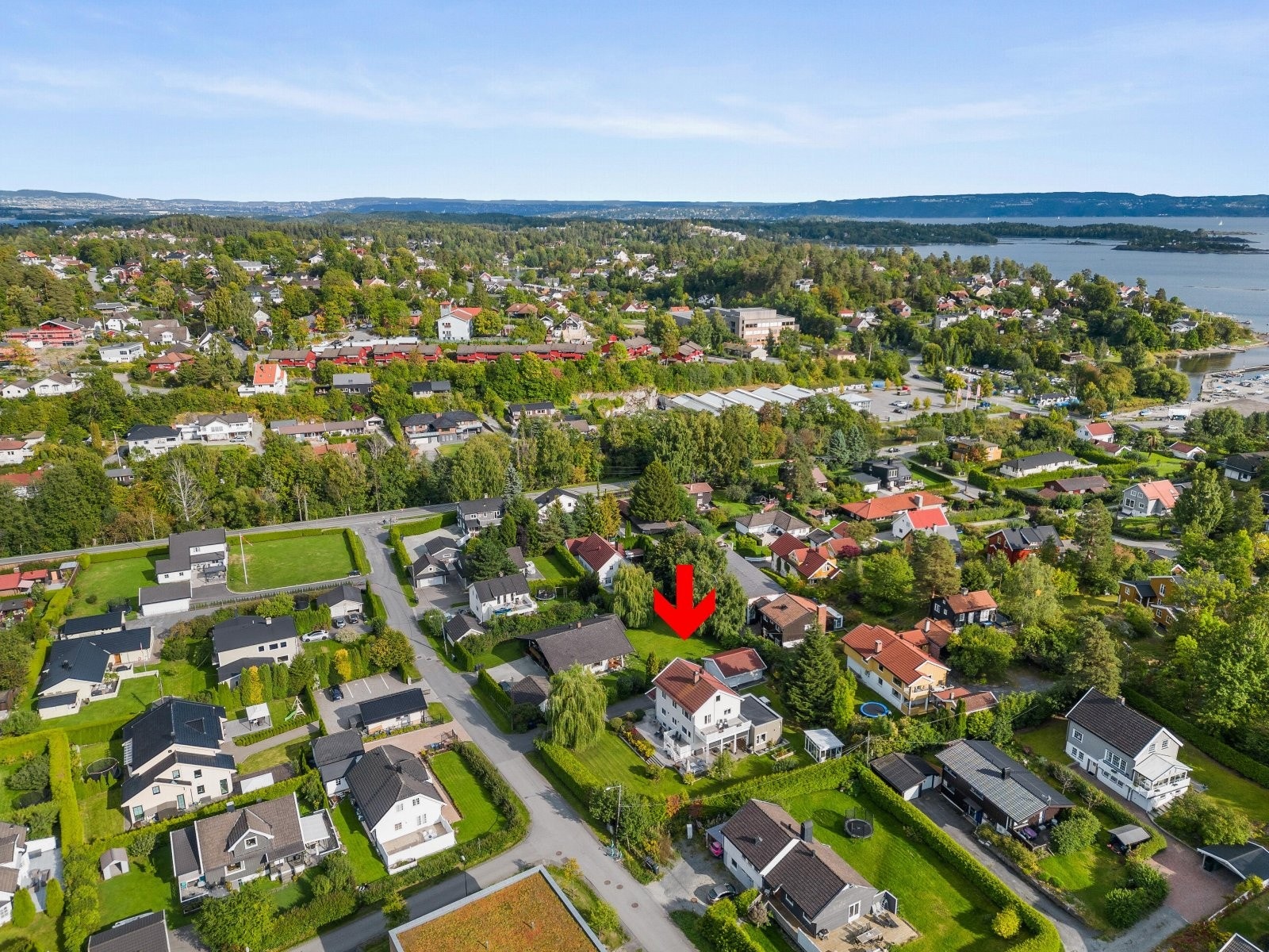 Eiendommen har en attraktiv beliggenhet i en barnevennlig og stille vei med lite biltrafikk og hyggelig naboskap. Galleribilde