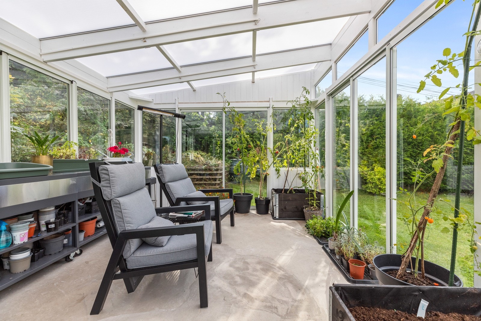 Hagestuen er oppført på isolert betongplate, og det er lagt varmekabler i gulv, slik at den kan brukes året rundt. Galleribilde