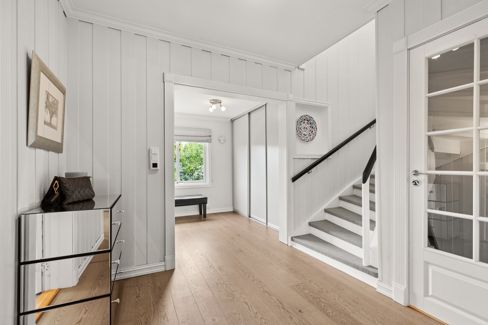 Hall i 1. etasje med romslig skyvedørsgarderobe. Galleribilde