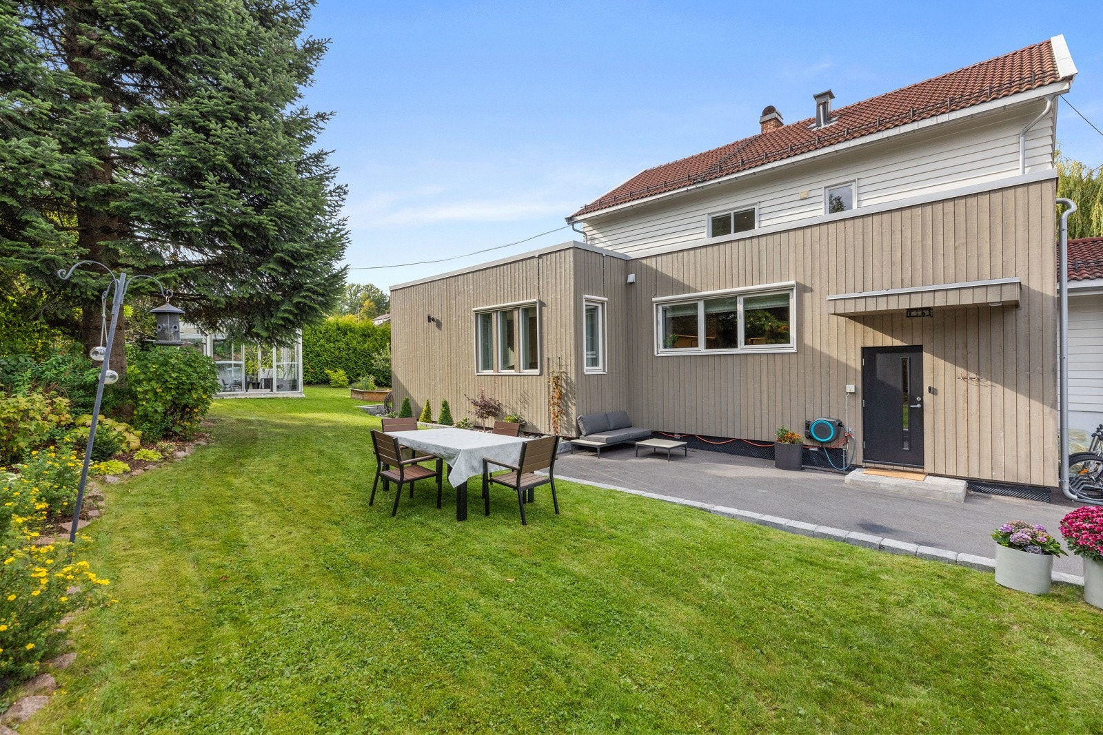 Tilbygg fra 2019 med nytt kjøkken, stue og inngang bak huset. Galleribilde