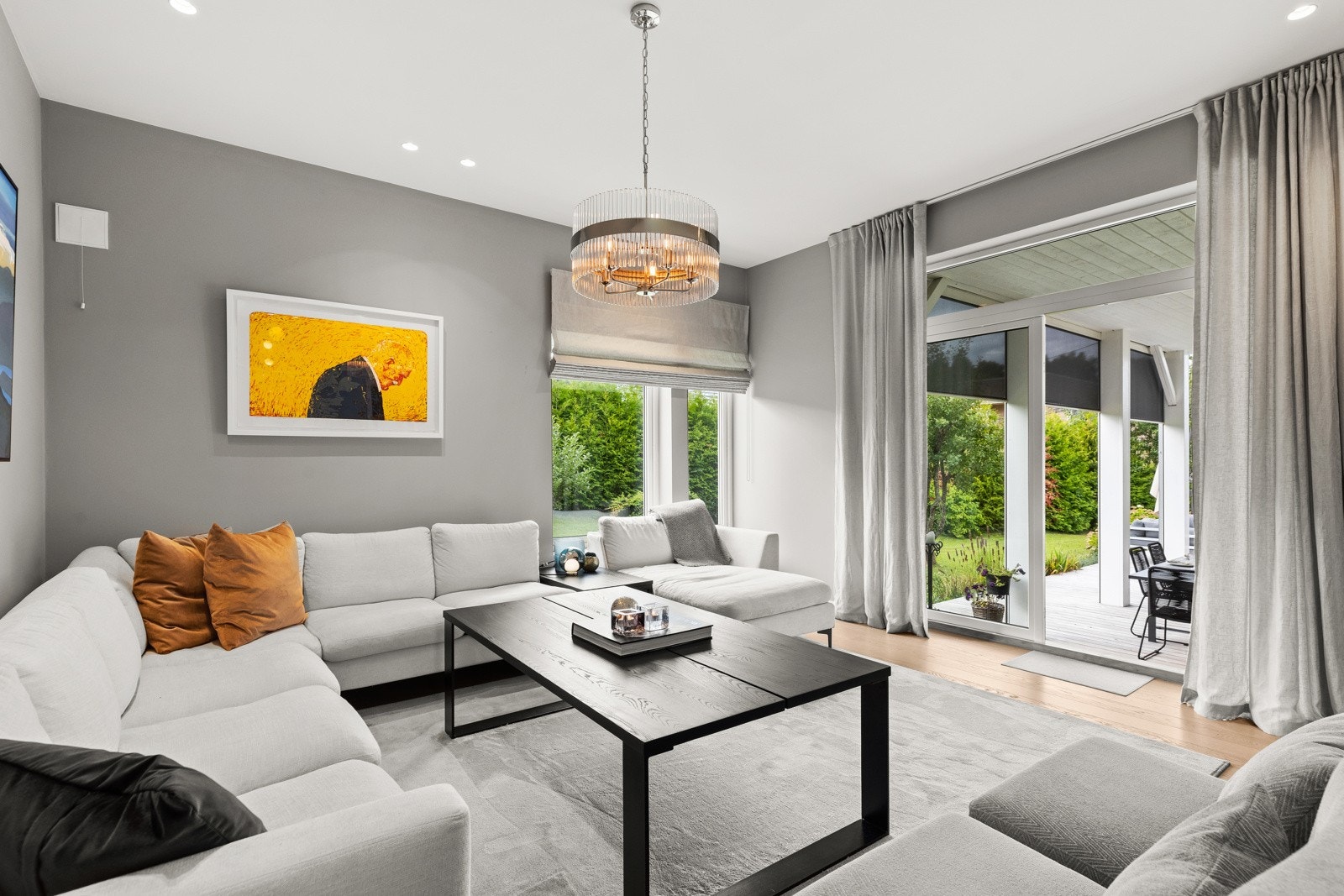 Store vindusflater sikrer meget gode lysforhold og fin romfølelse. Galleribilde