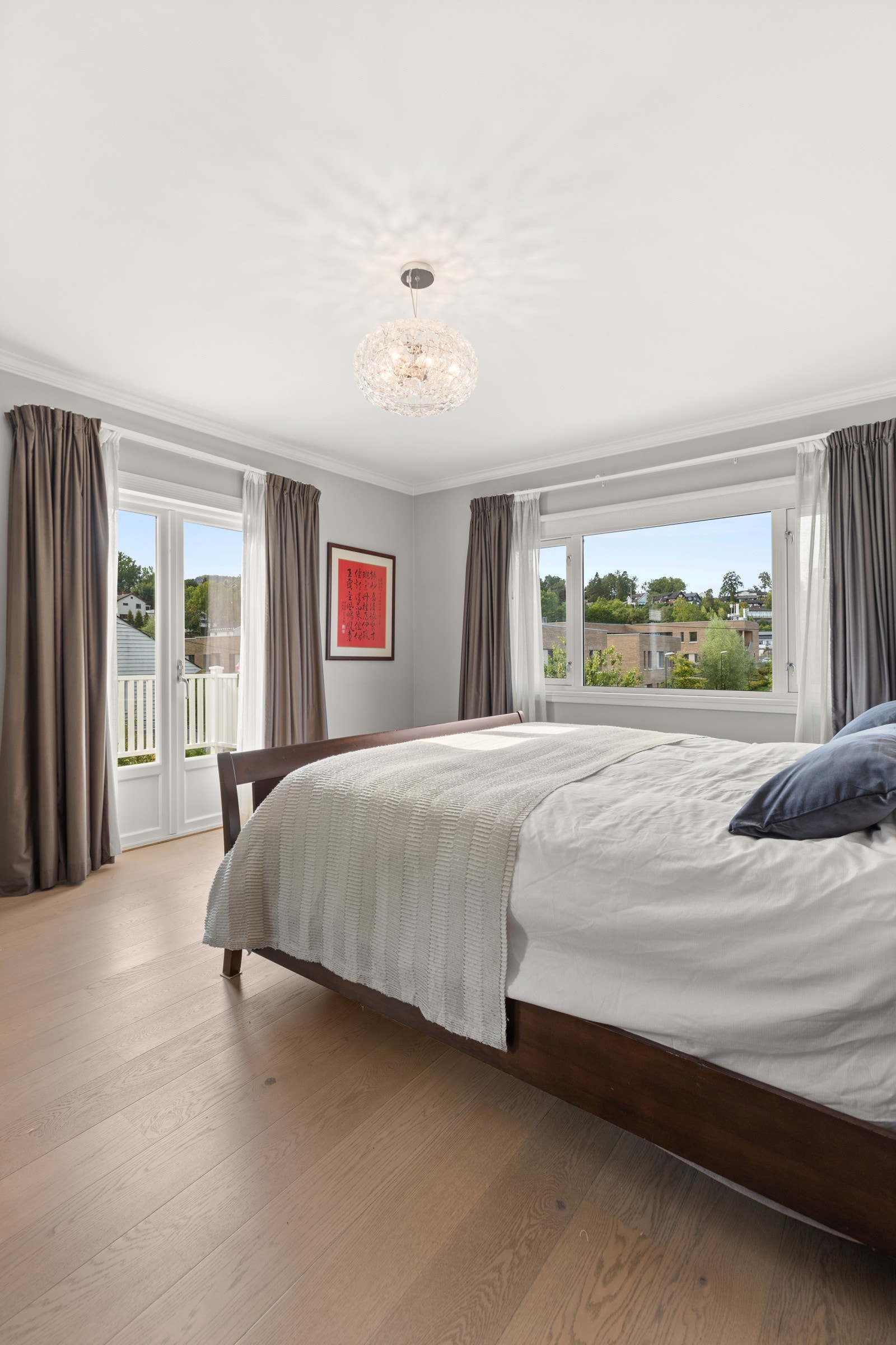 Stort hovedsoverom med utgang til balkong. Galleribilde