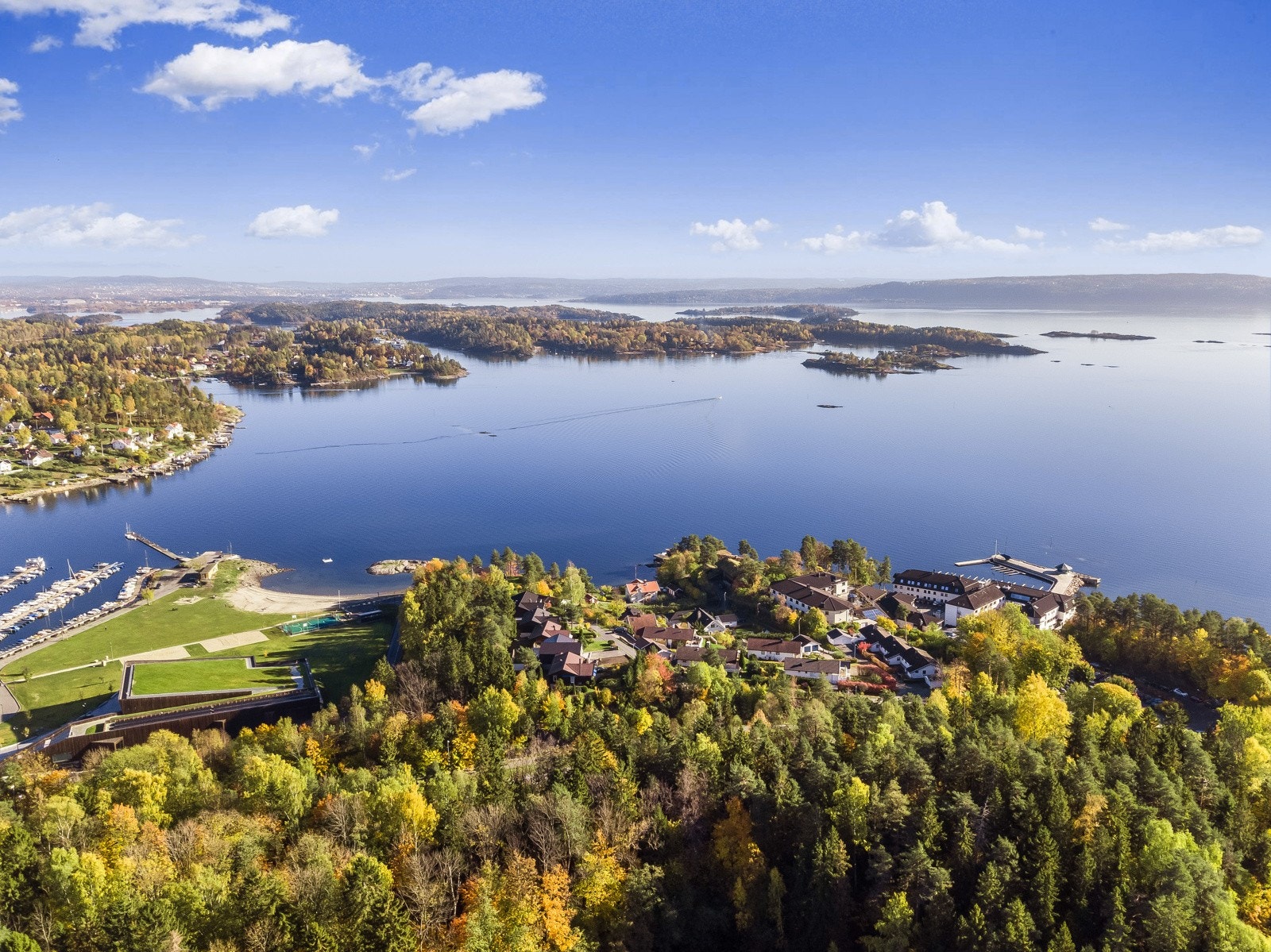 Eiendommen har en sjønær og fredelig beliggenghet i et maritimt bomiljø. Galleribilde