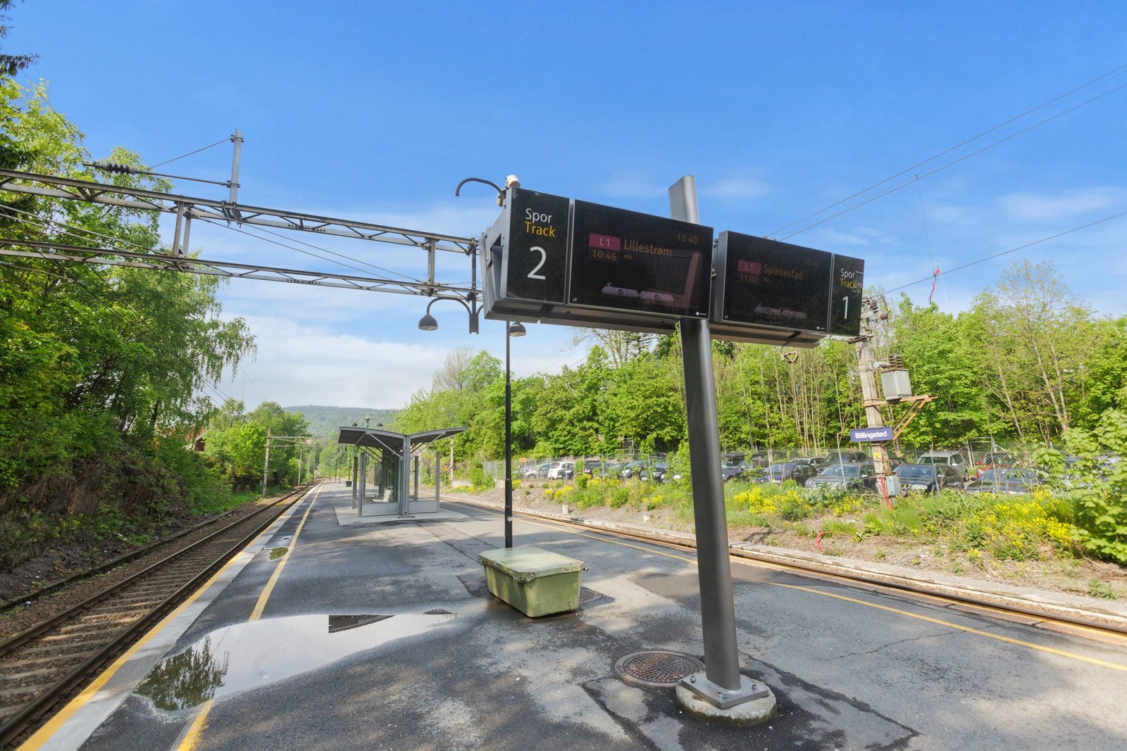 Det kort vei til Billingstad togstasjon hvor det går tog hvert kvarter både mot Sandvika/Oslo og Asker/Drammen. Galleribilde
