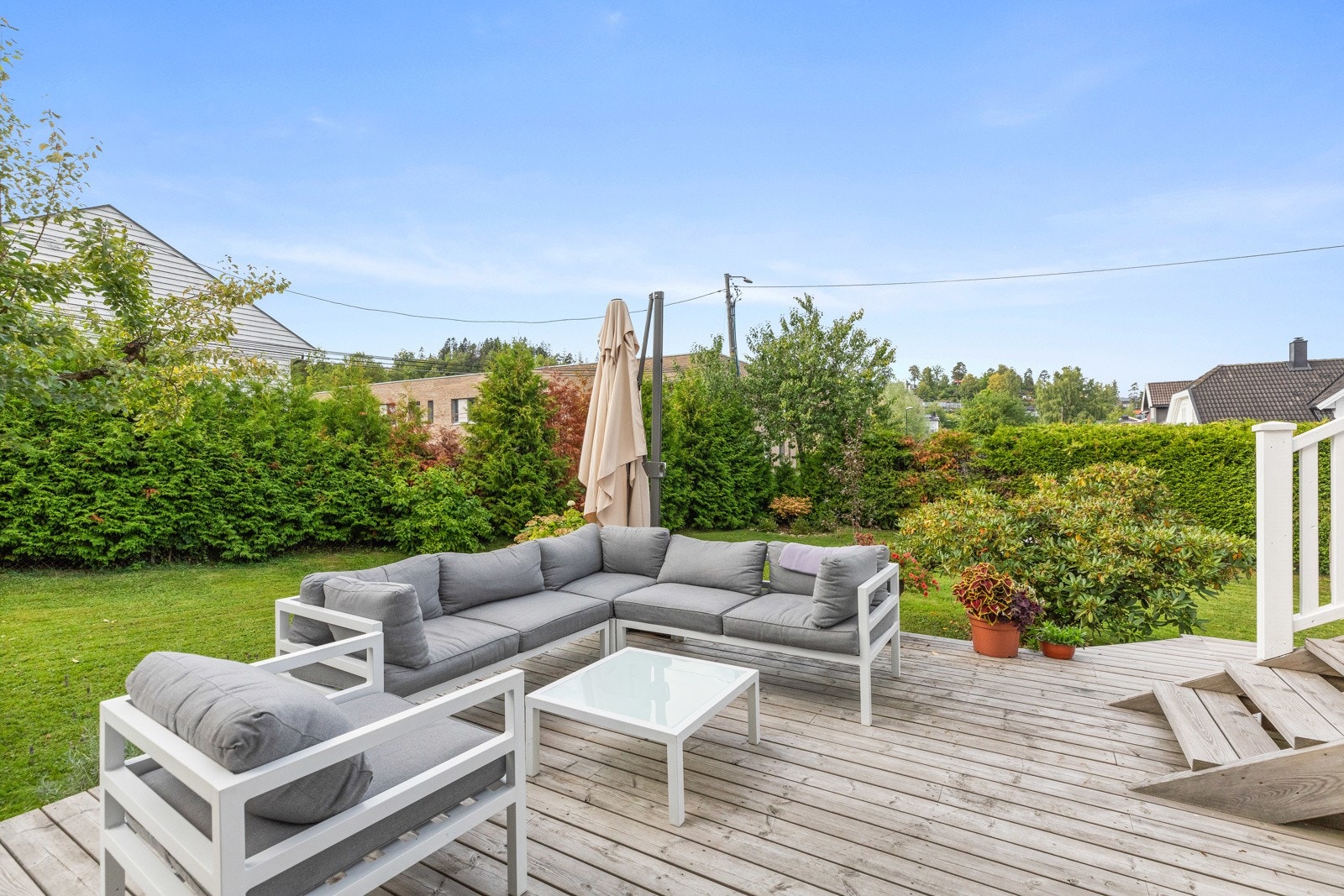 Terrassen og hagen blir nærmest som en ekstra stue i sommerhalvåret. Her kan man nyte sol og rekreasjon fra morgen til kveld. Galleribilde