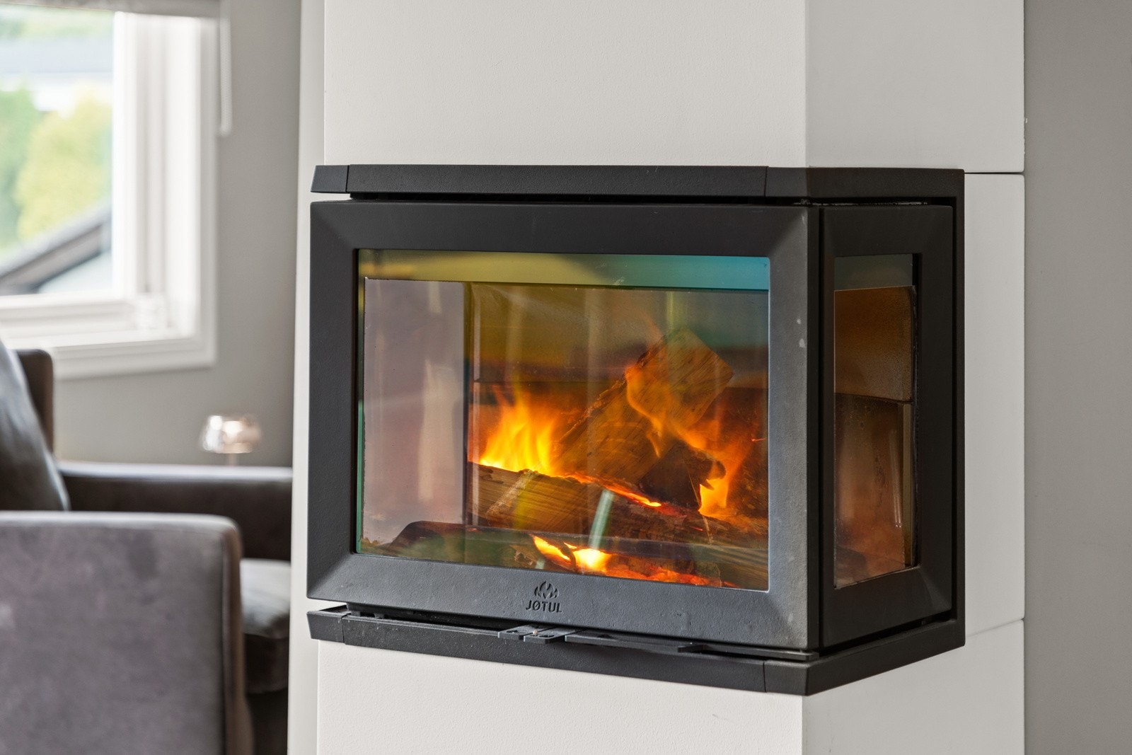 Stemningsfull peisovn i stue. Galleribilde