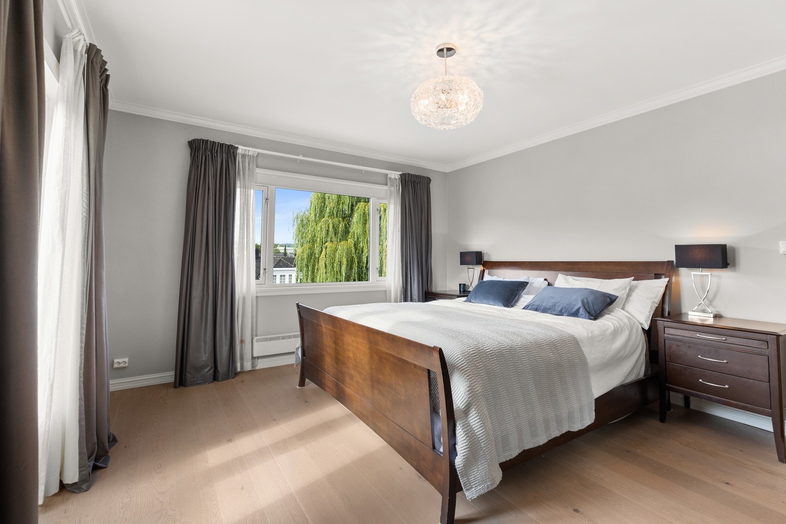 Hovedsoverommet har gode møbleringsmuligheter og får godt med lysinnslipp fra store vindusflater. Galleribilde