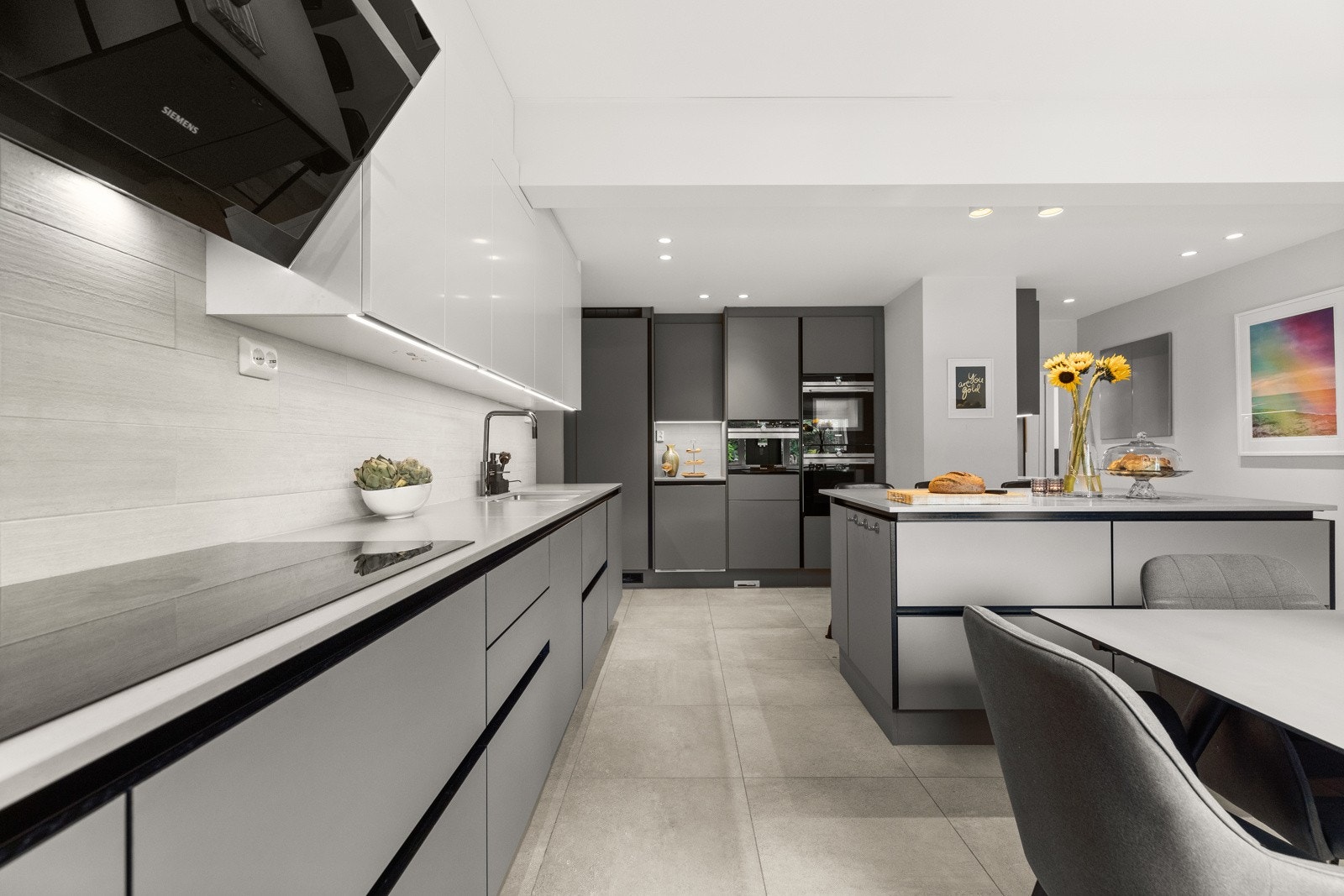 Kjøkkenet er lekkert utformet, samt praktisk designet med store arbeidsflater og rikelig med oppbevaringsmuligheter. Galleribilde