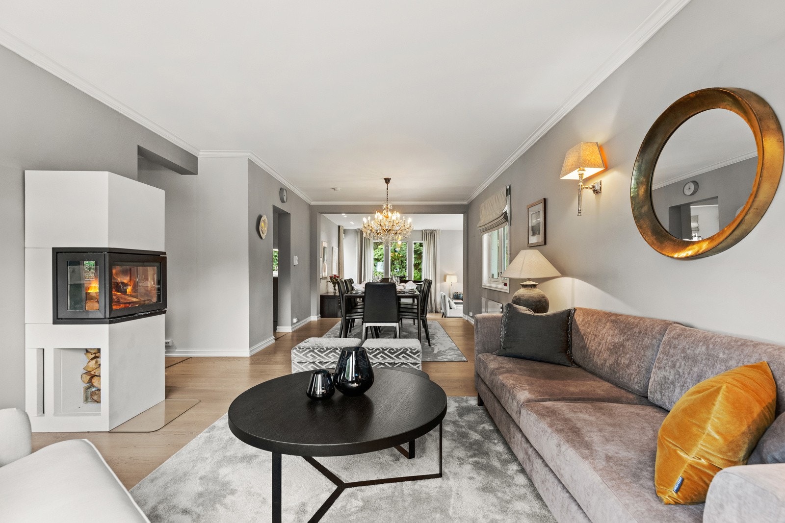 En flott familiebolig med mange ulike soner over flere etasjer, hvilket muliggjør å både være sosial eller trekke seg tilbake. Galleribilde