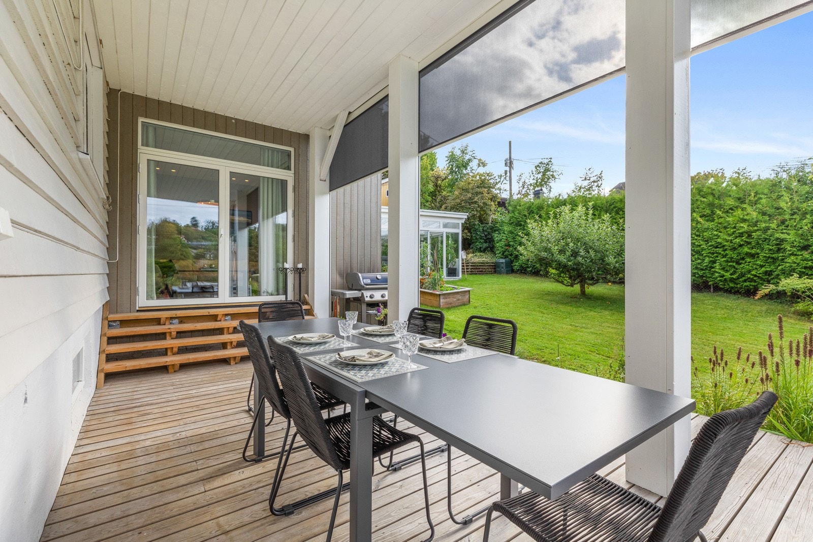 Fra hver ende av stuen er det utgang til en stor vinkelterrasse over to plan på ca. 100 kvm. Galleribilde