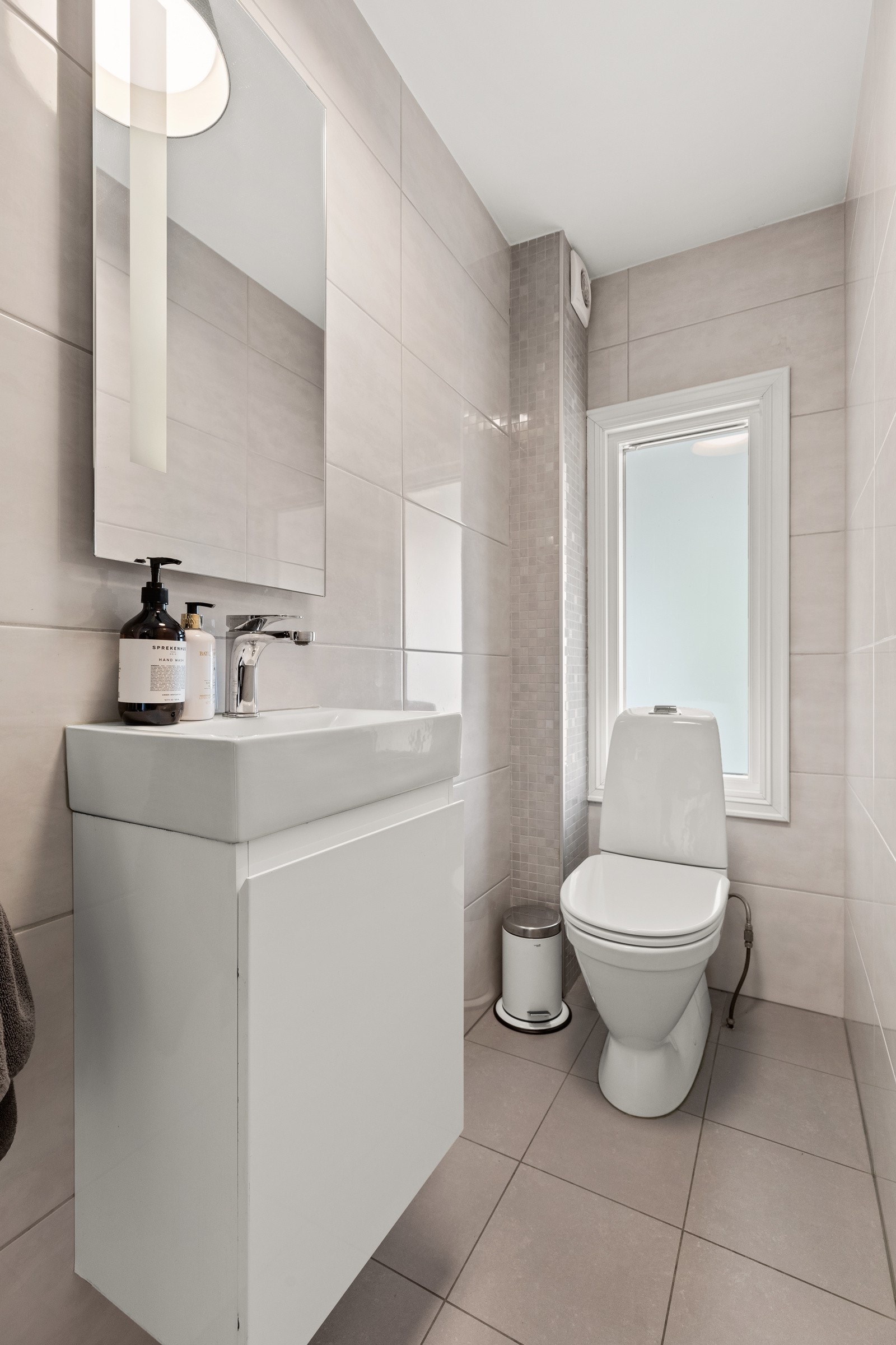 Helfliset toalettrom i 1. etasje med gulvvarme. Galleribilde