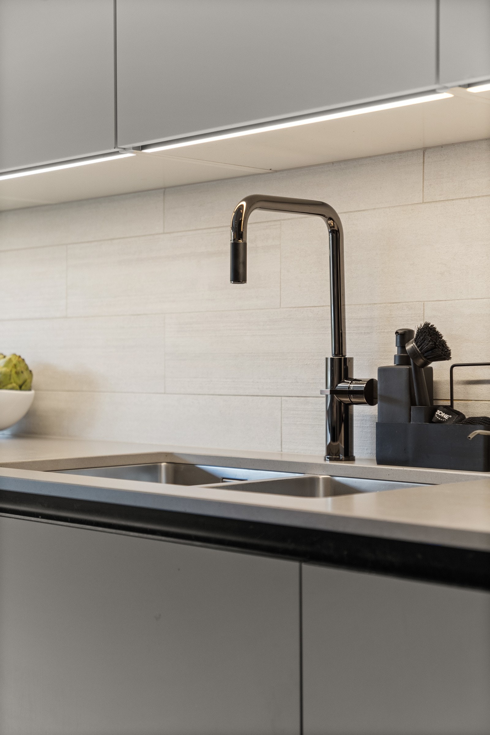 Benkeplate av kompositt med underlimt oppvaskkum. Galleribilde