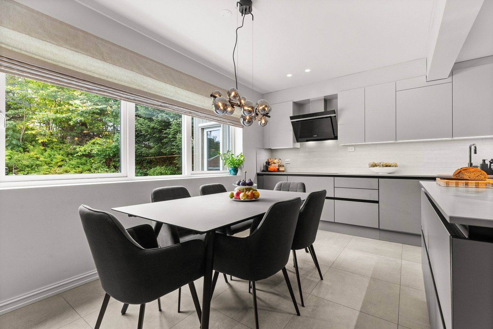 Det flotte oppholdsrommet har store 60x60 cm. fliser på gulv, behagelig gulvvarme og stedvis downlightsbelysning. Kjøkkeninnredningen er fra HTH. Galleribilde