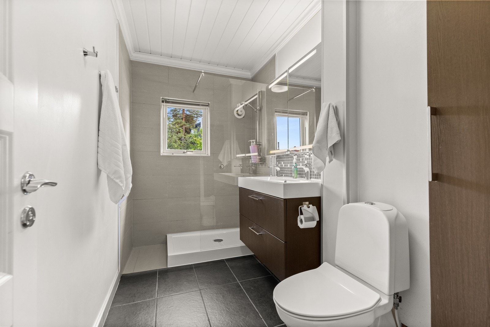 Bad i 2. etasje med flislagt gulv og gulvvarme. Flislagte og malte veggoverflater. Rommet ble overflateoppusset i 2014. Galleribilde