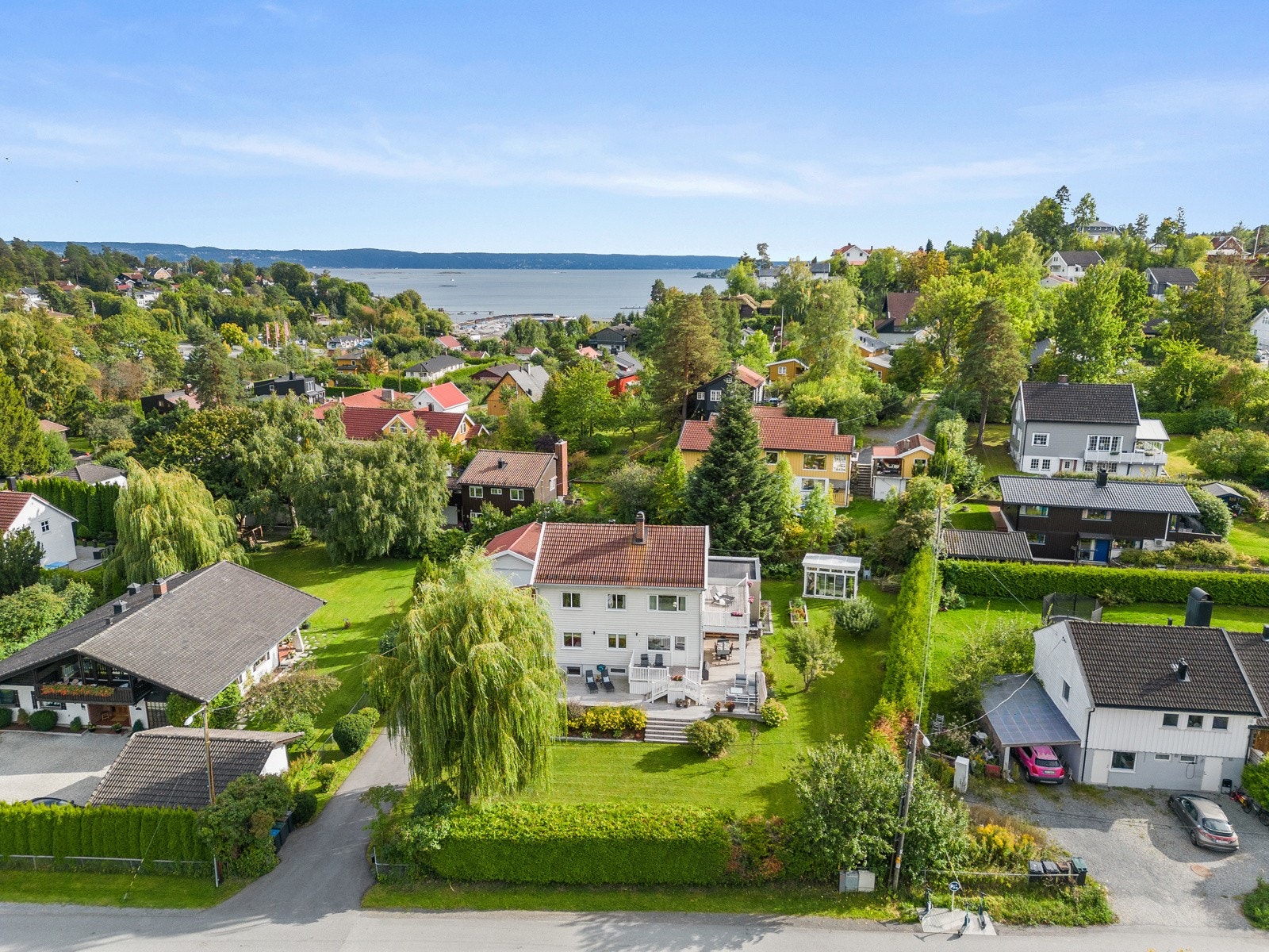 Eiendommen har en frodig og beplantet hage med trær, blomsterbed, grønnsaksbed, epletre og plommetre, ripsbusker og bringebær. Galleribilde