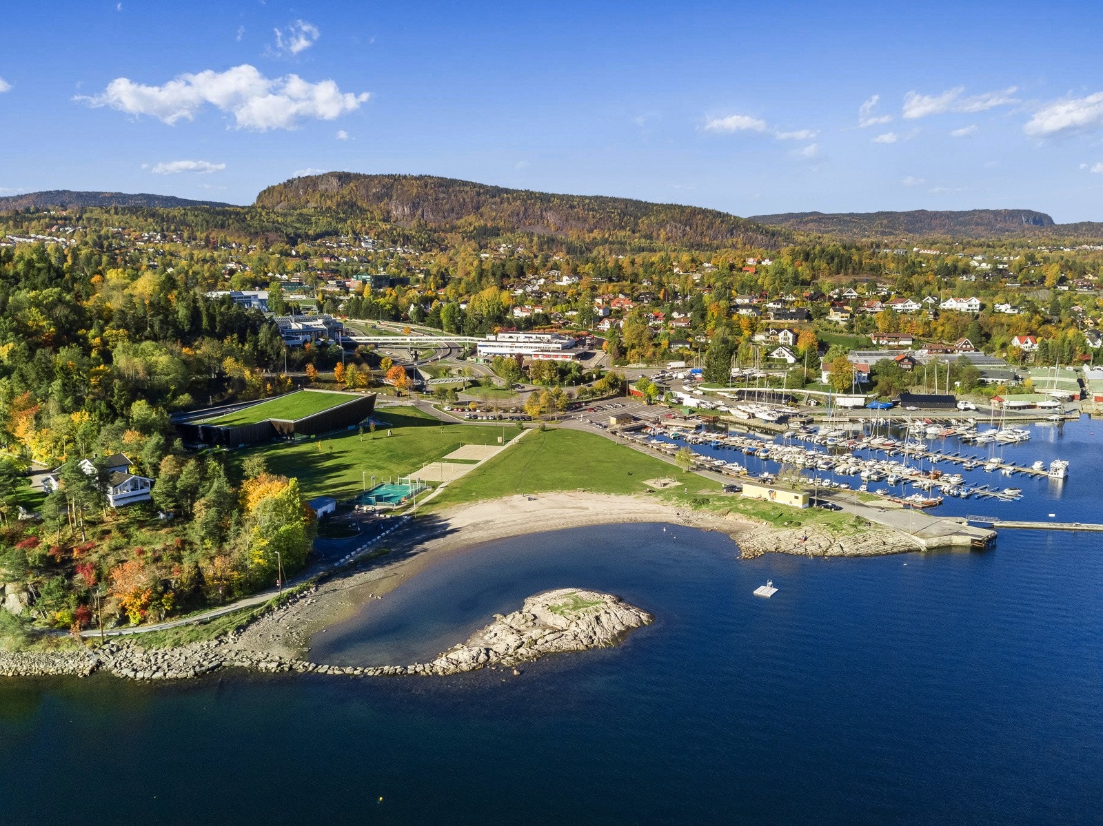 Det er kort vei til idylliske kyststeder som Holmenskjæret med badestrand, båthavn og velkjente Holmen Fjordhotell med restaurant. Galleribilde