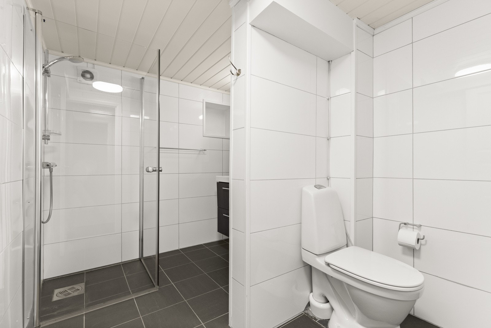 Pent helfliset bad i kjelleretasje med gulvvarme. Rommet ble overflateoppusset i 2013. Galleribilde