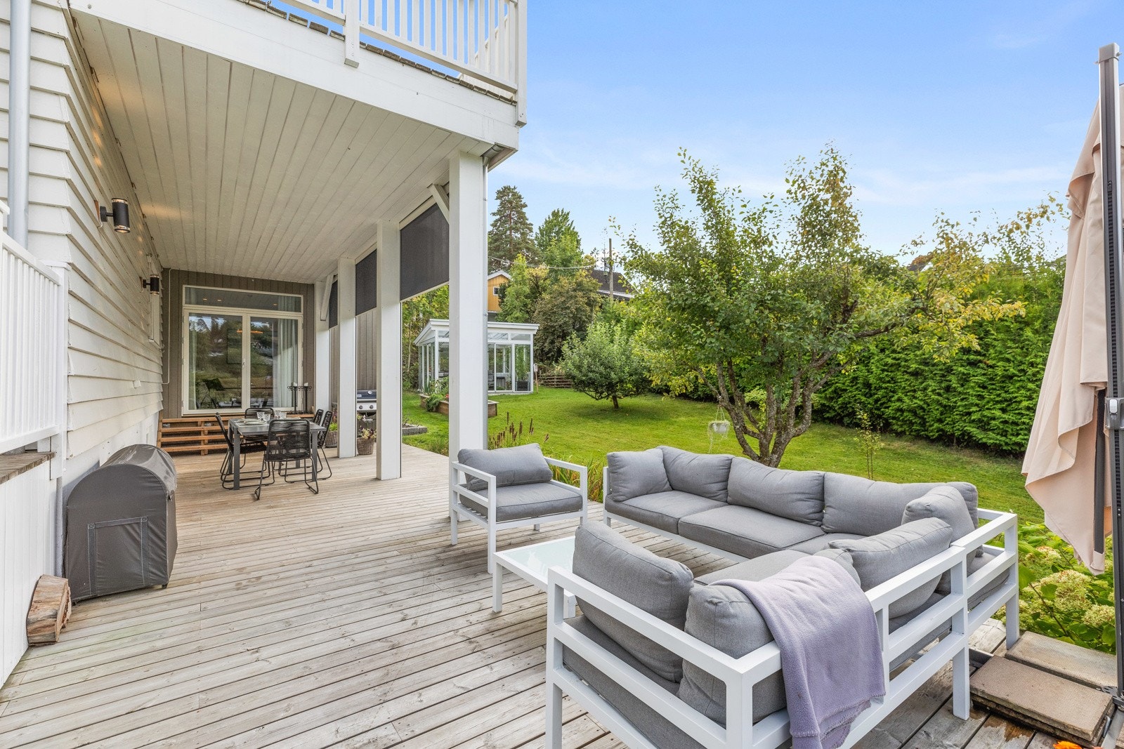 Deler av terrassen er overbygget med vanntett tak, hvilket gjør det mulig å være ute i regnvær eller utover høsten. Galleribilde