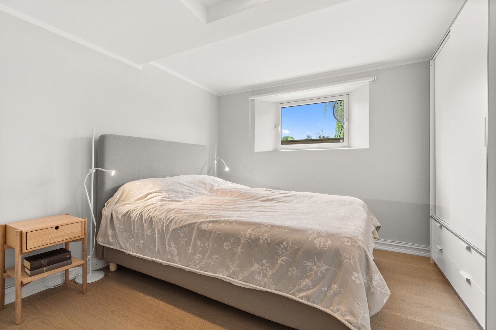 Innredet rom i kjelleretasje, benyttest som soverom. Galleribilde