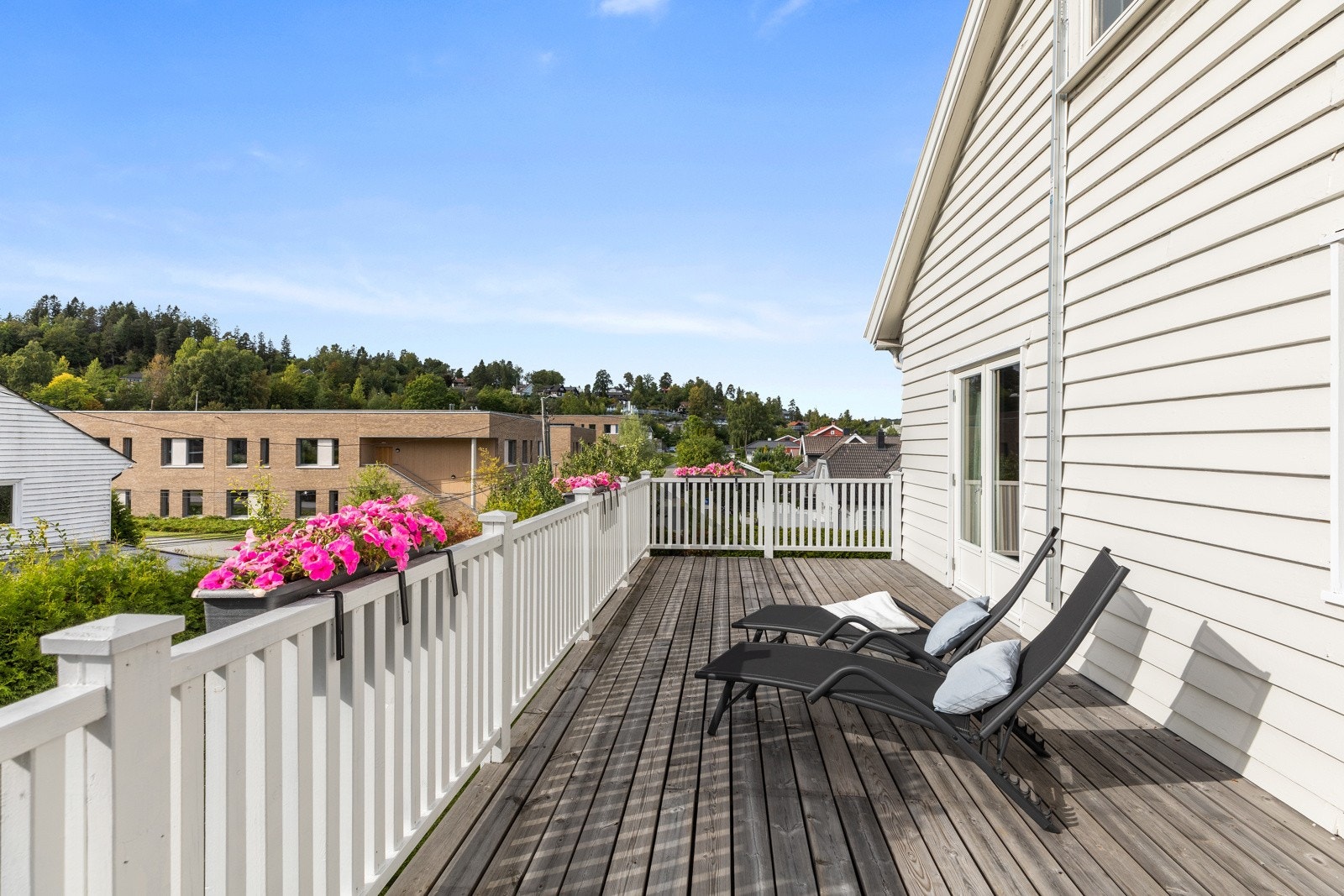 Fra hovedsoverommet er det utgang til en stor balkong med gode solforhold og fin utsikt. Balkongen ble oppført i 2015. Galleribilde