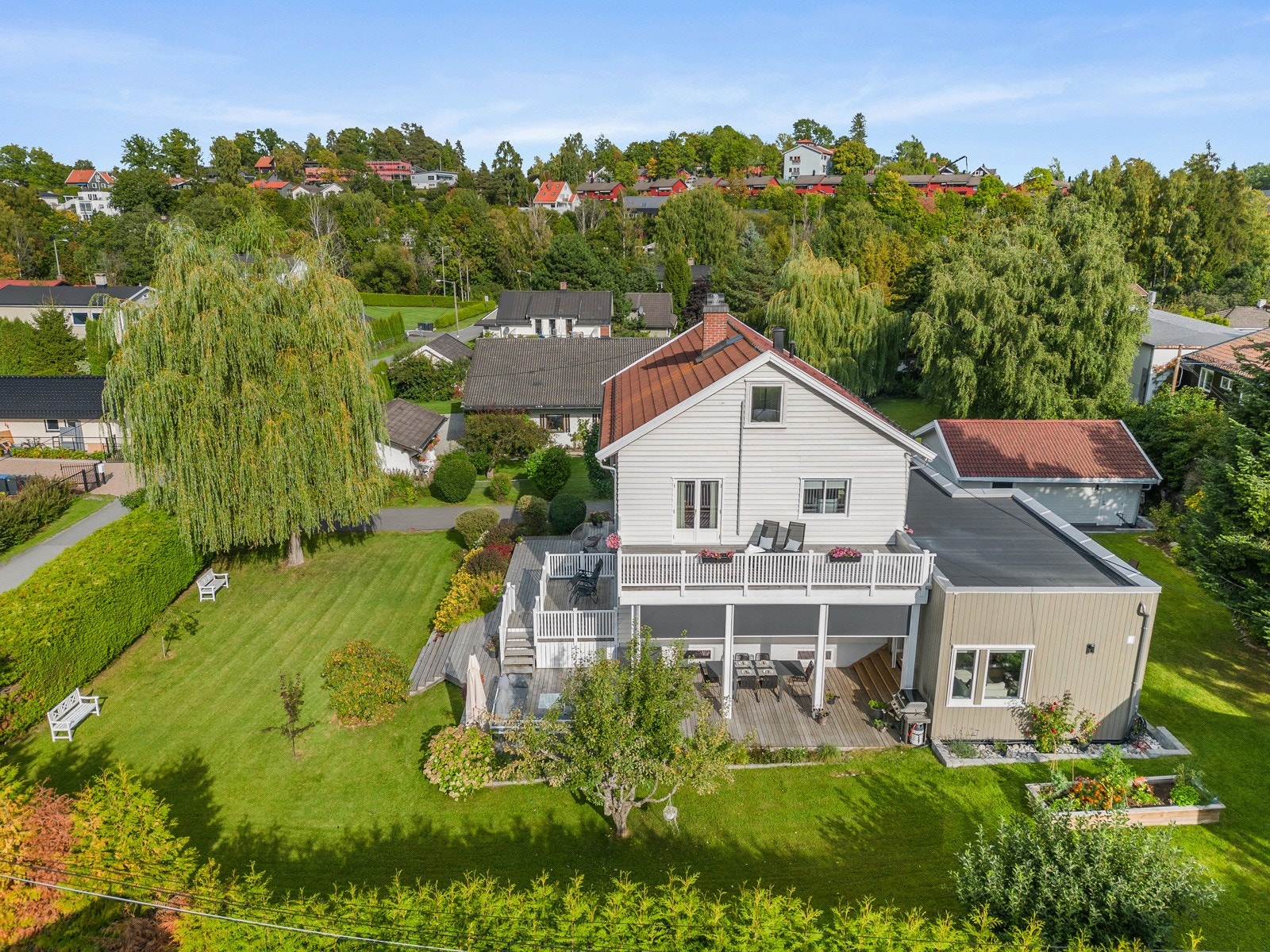 Tomten er på 1558 kvm. og er pent opparbeidet. Galleribilde