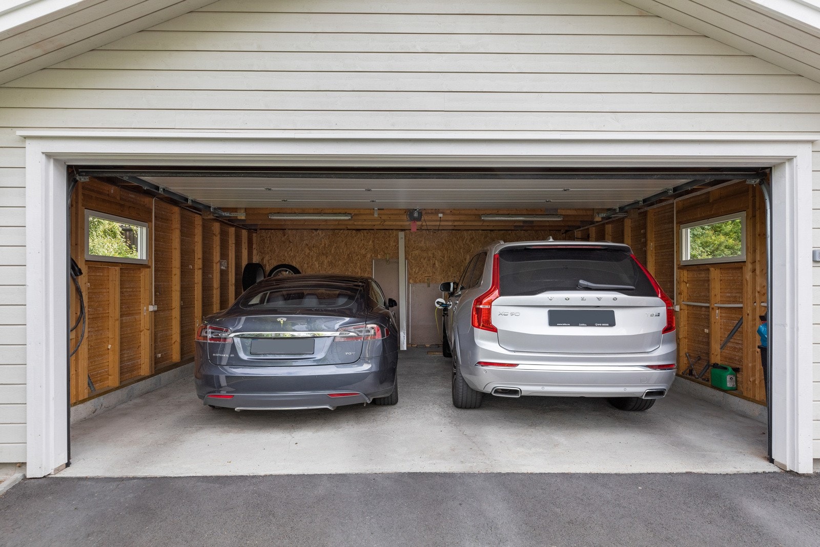 Dobbelgarasje med elbillader og romslig bod/arbeidsrom. Garasjen ble oppført i 2017. Galleribilde