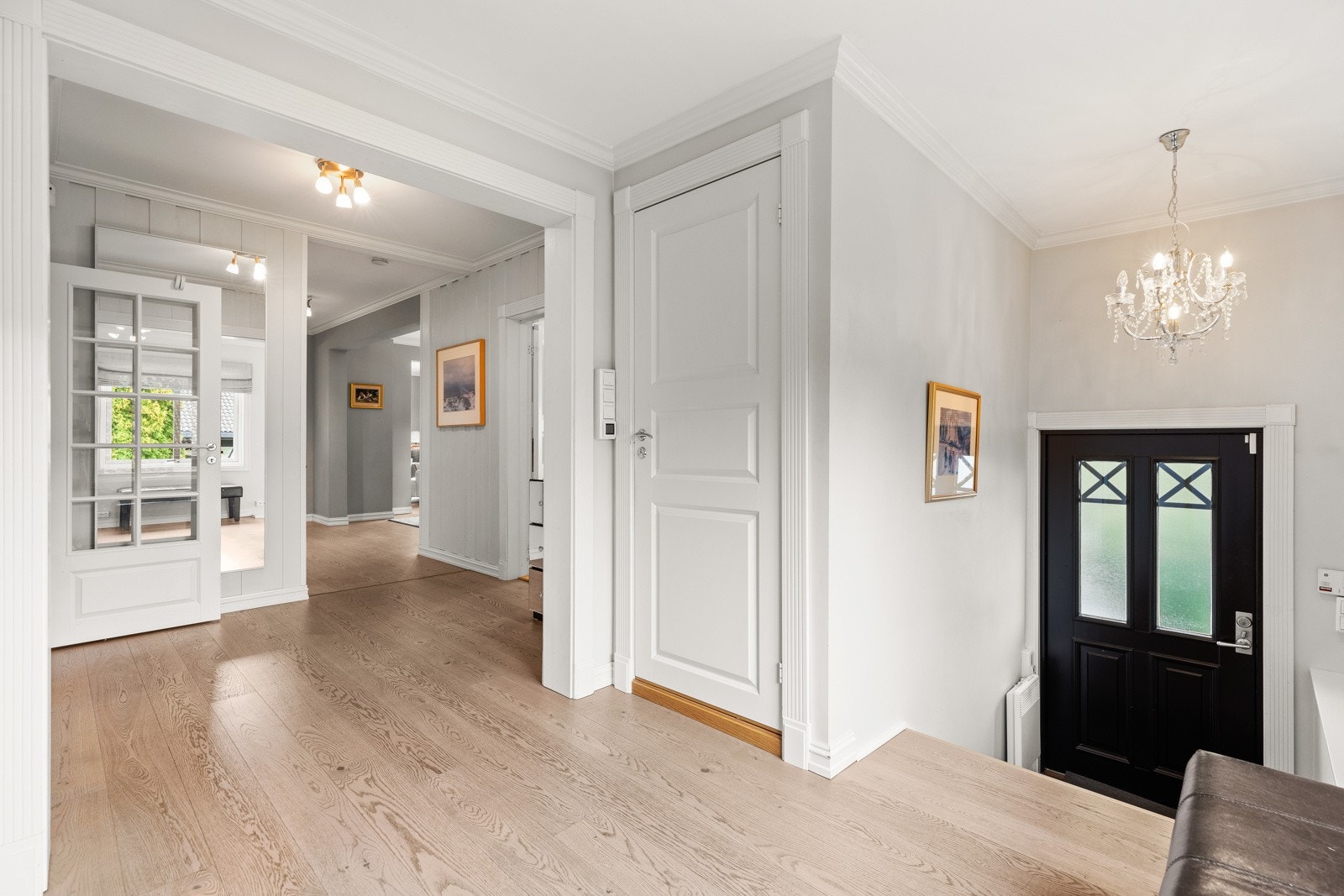 Hallen skaper et godt førsteinntrykk med pene overflater. 1-stavs parkett og lysmalte veggoverflater. Galleribilde