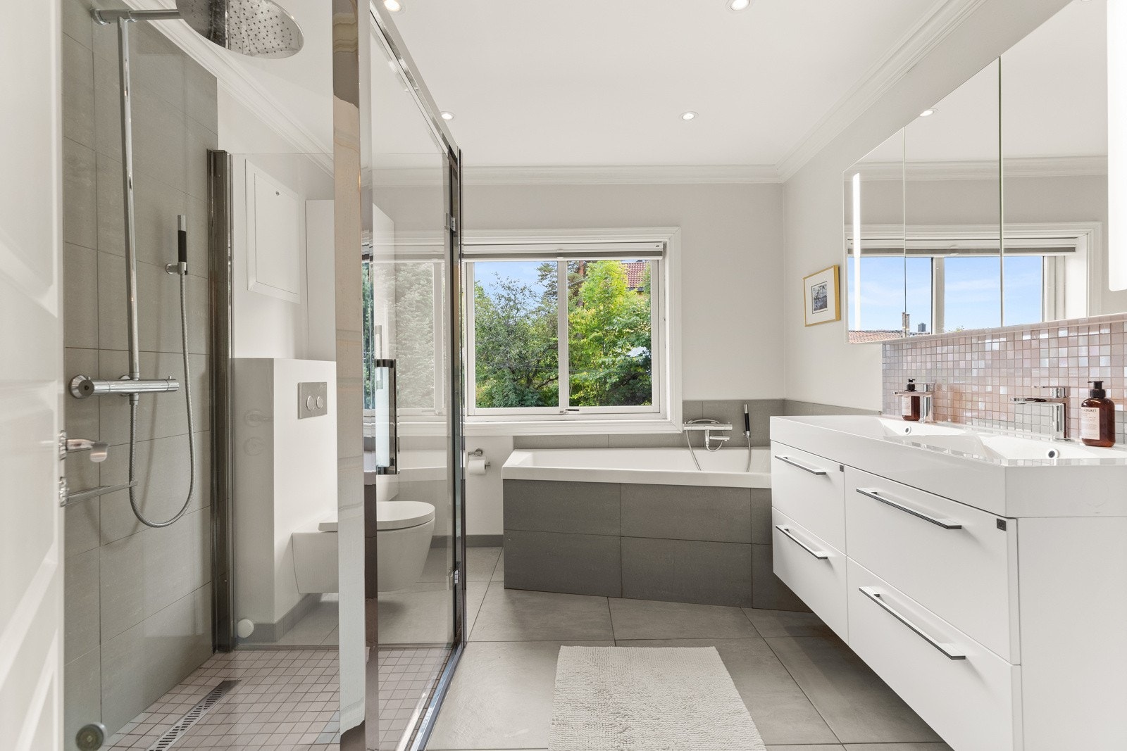 Lekkert bad i 2. etasje med gulvvarme og downlights i himling. Galleribilde