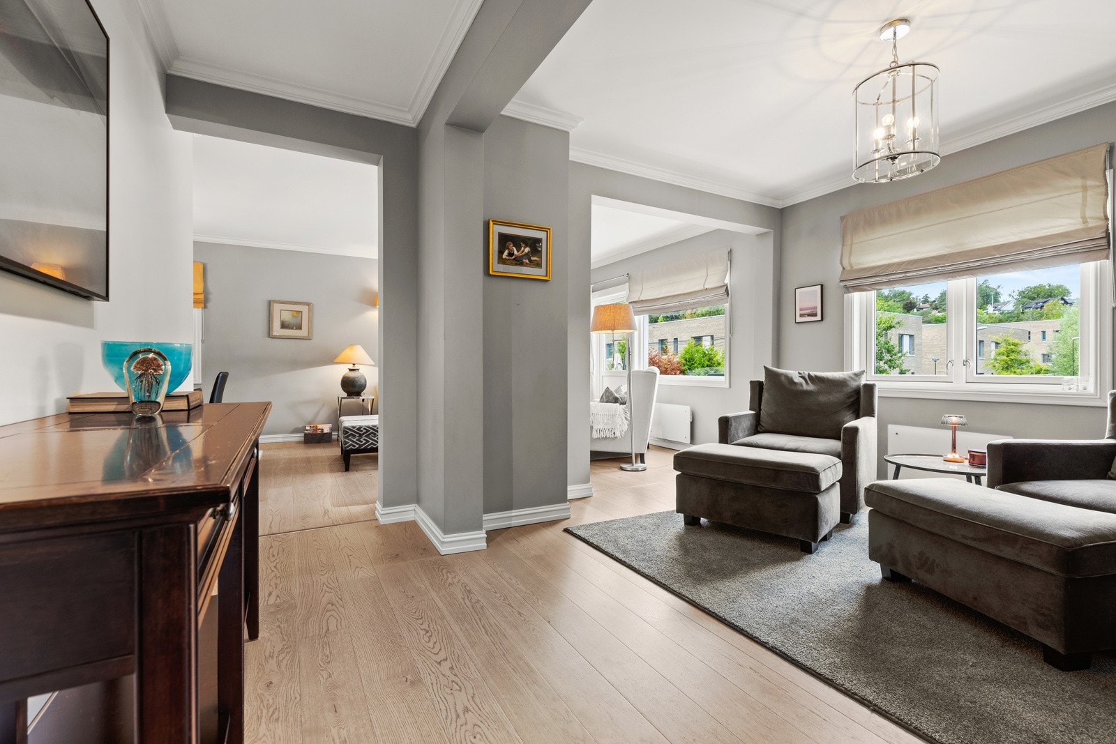 Boligens 1. etasje har en åpen og fin planløsning med god flyt til uteområdene. Galleribilde