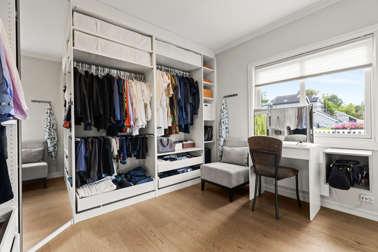 Hovedsoverommet er tilknyttet en stor walk-in garderobe. Galleribilde