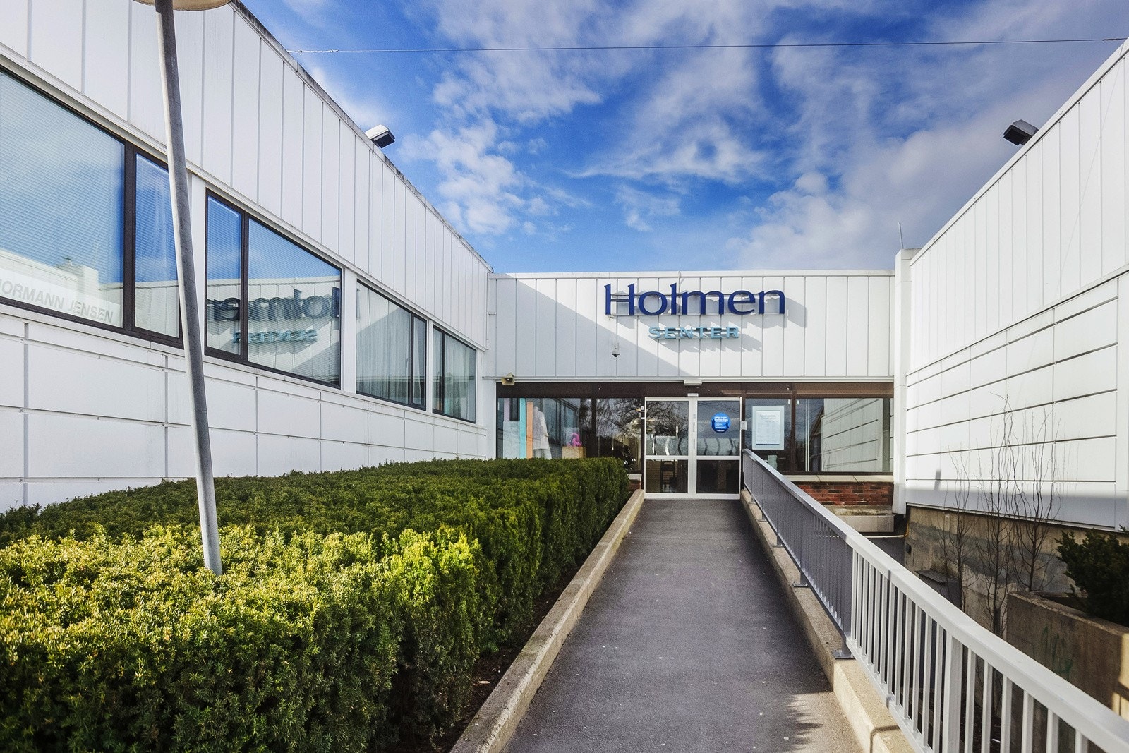 Det er gangavstand på ca. 10 minutter til Holmen senter med et variert tilbud av forretninger. Galleribilde