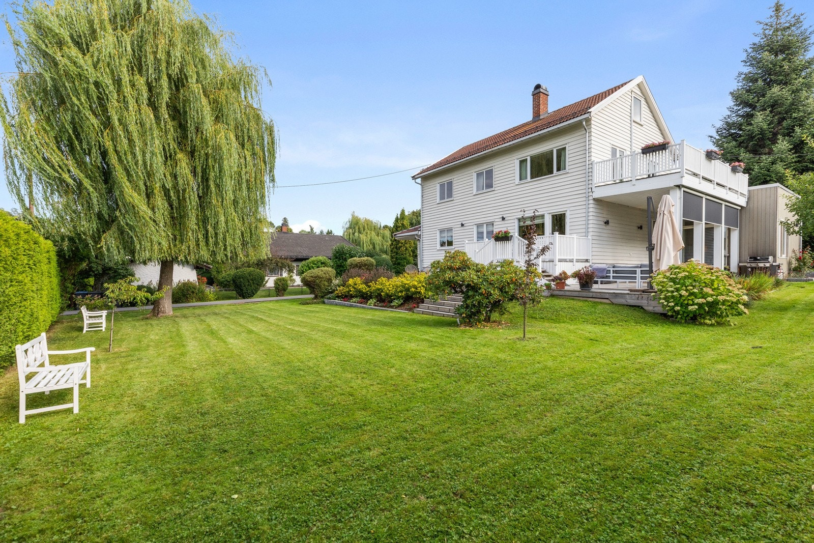Stor, påkostet villa i blindvei med flott hage og meget gode solforhold. Galleribilde