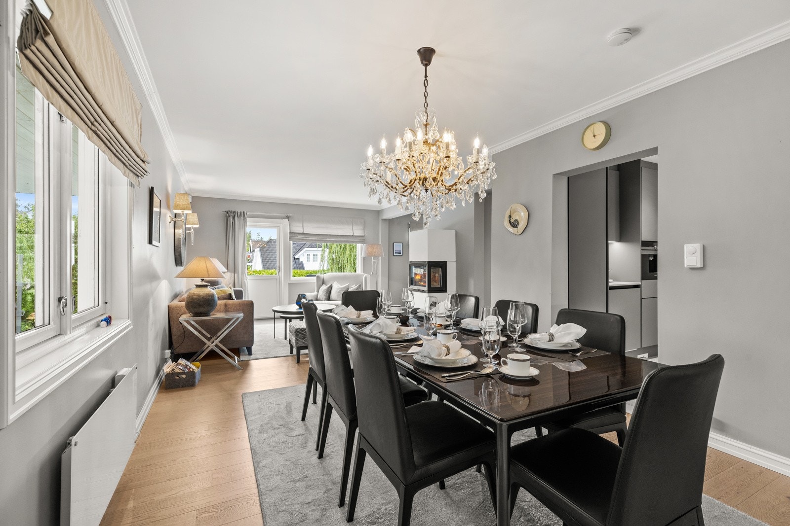 Stuene har god plass til loungemøblement, sofagrupper og stort spisebord med plass for mange gjester. Galleribilde