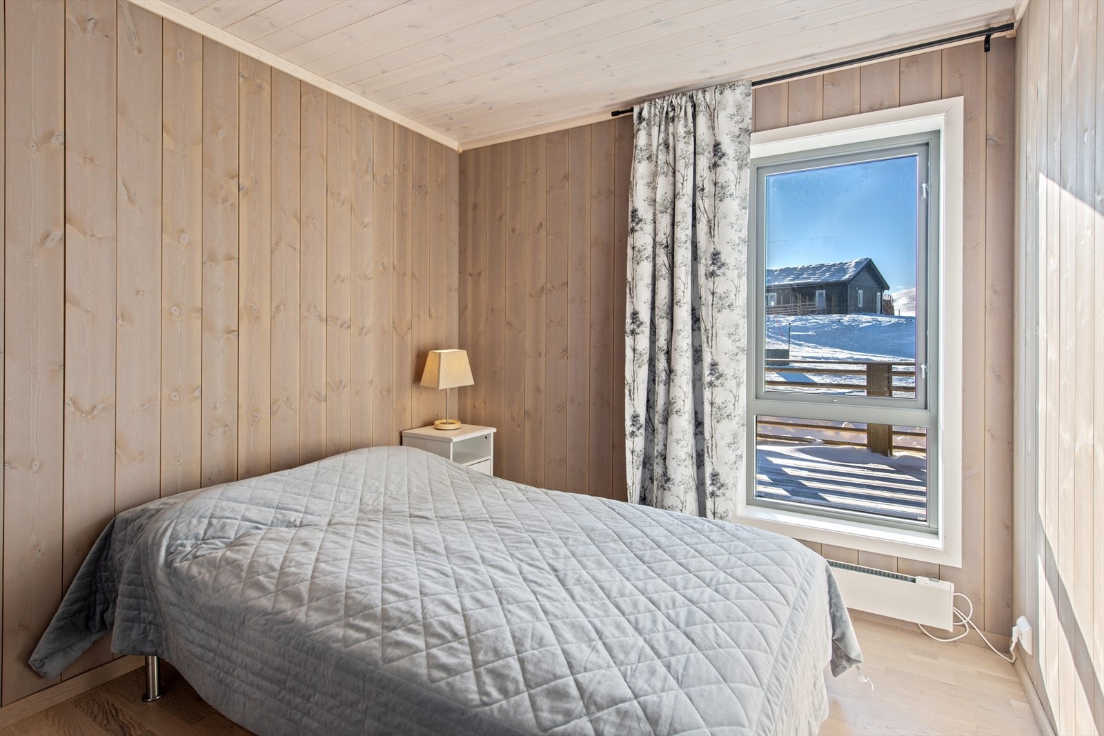 Hytta har i alt 4 soverom, to i hver ende av hytta. Galleribilde