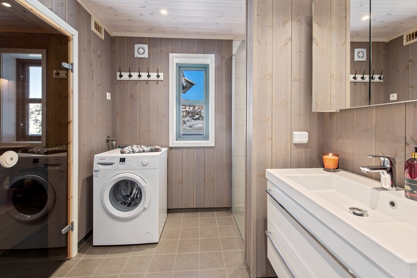 Flott hovedbad med adgang til badstue. Galleribilde