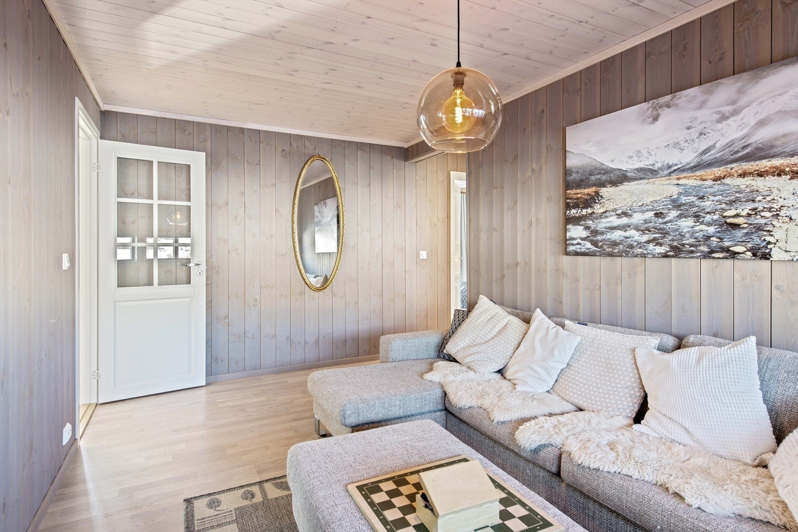 Hytta har en praktisk planløsning med en ekstra stue, to soverom og bad i en adskilt del av hytta. Galleribilde