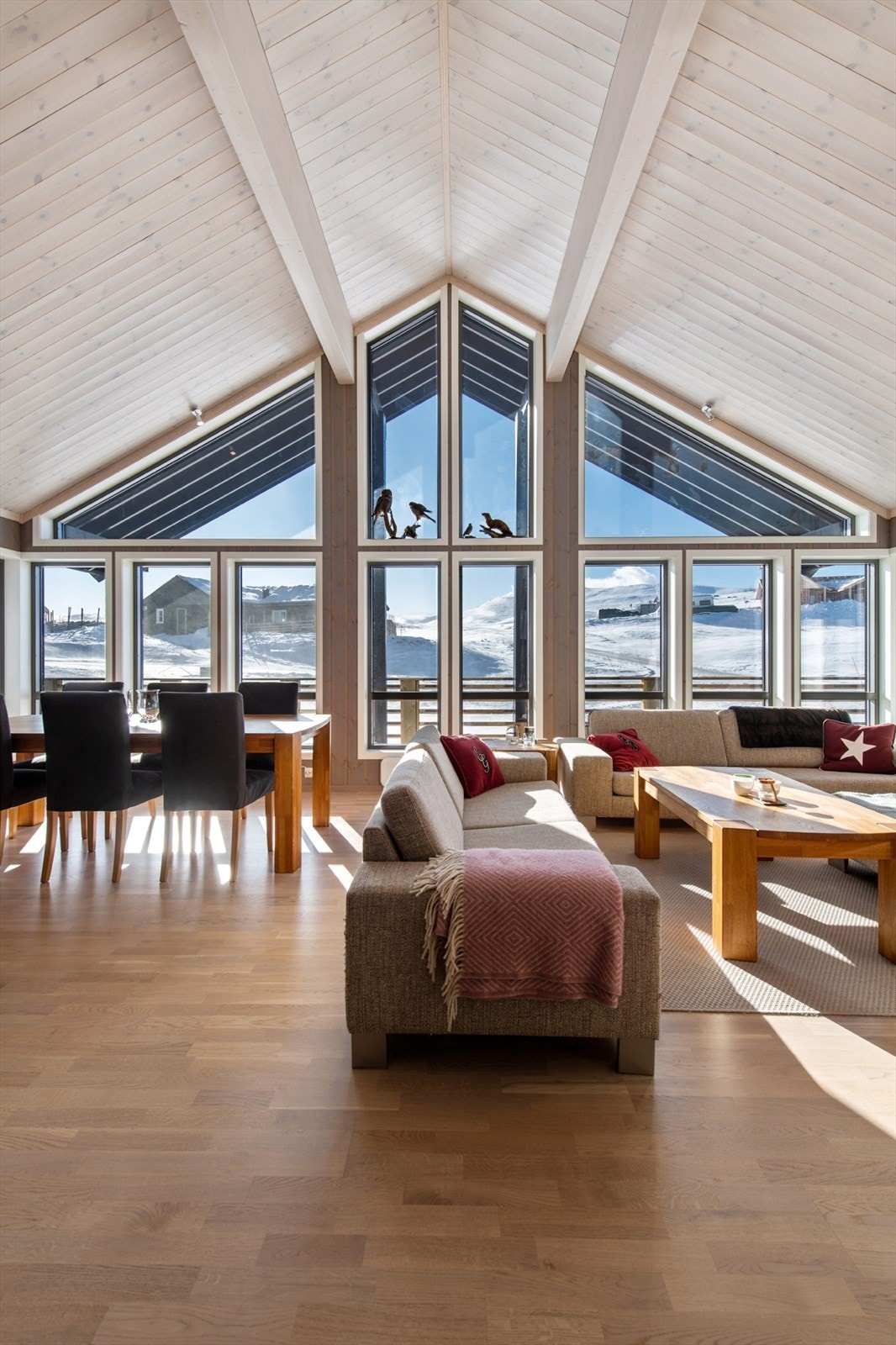 I hytta er det en åpen og luftig stue med en fantastisk takhøyde og store vindusflater. Galleribilde