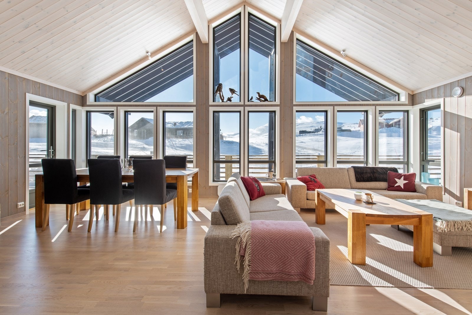 Store vinduer som lar naturen komme rett inn i hytta. Galleribilde
