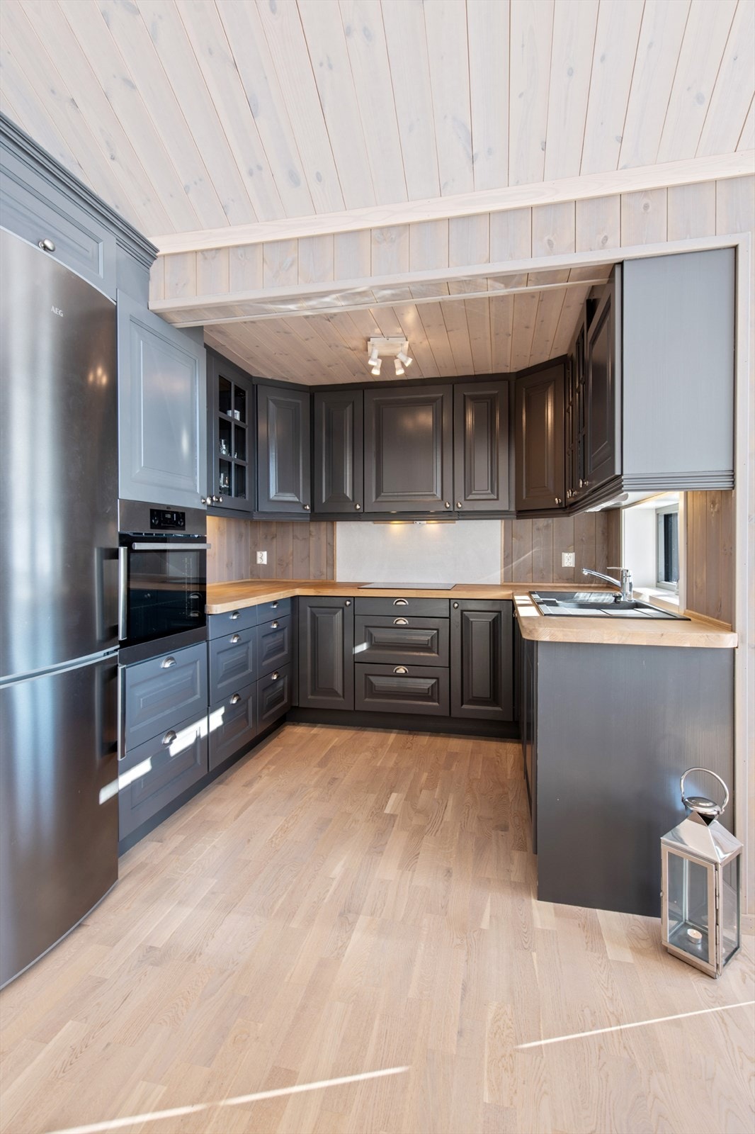 Praktisk hyttekjøkken med integrerte hvitevarer. Galleribilde