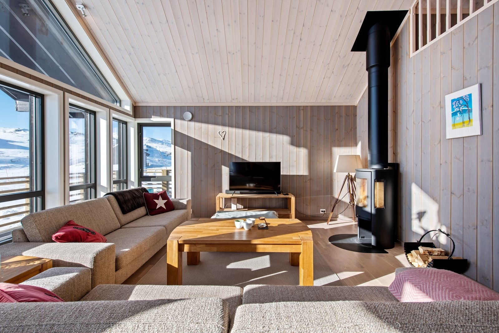 Stua har en fantastisk takhøyde og store vindusflater. Galleribilde