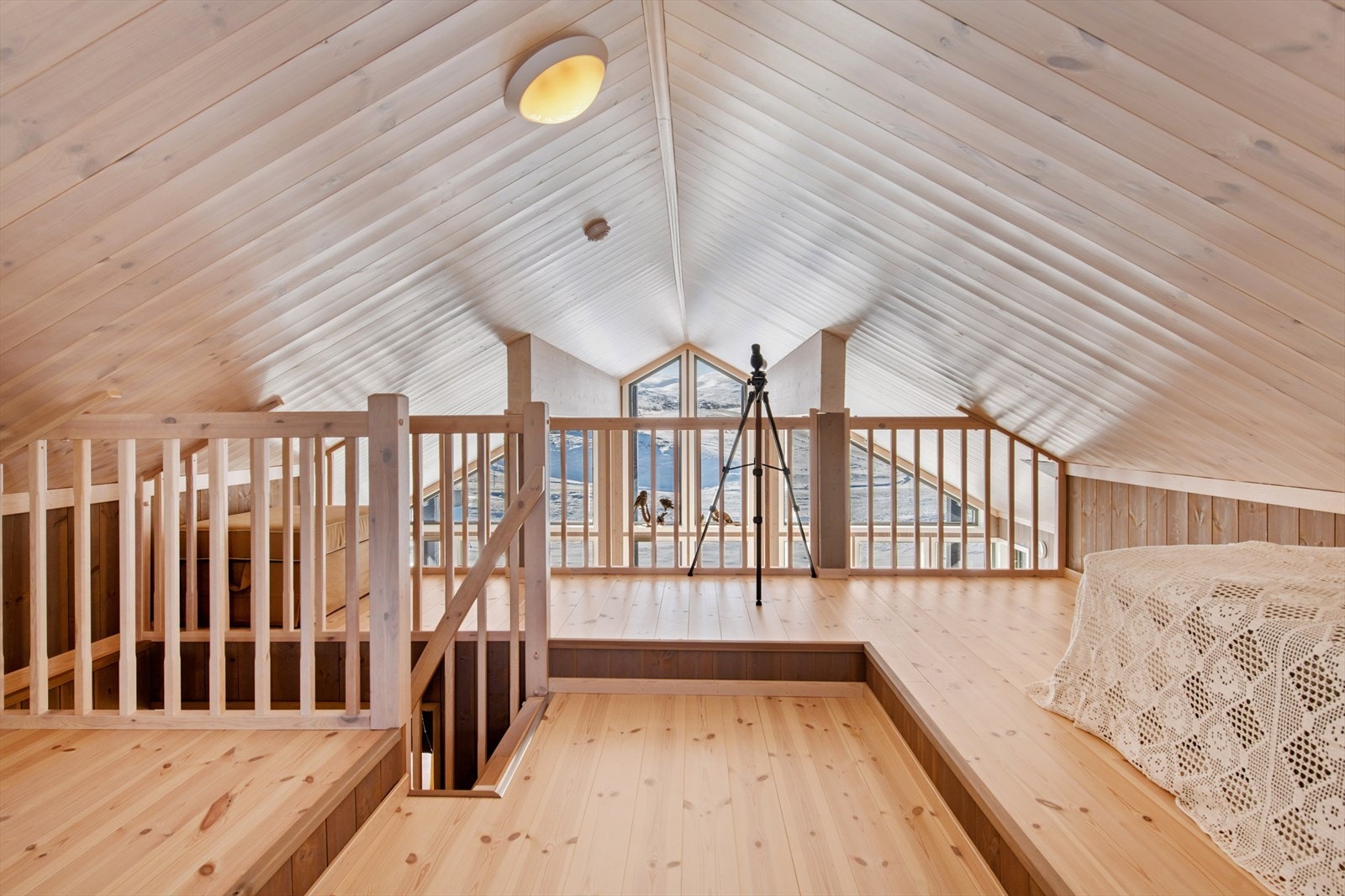 Åpen hems ned mot stua. Galleribilde