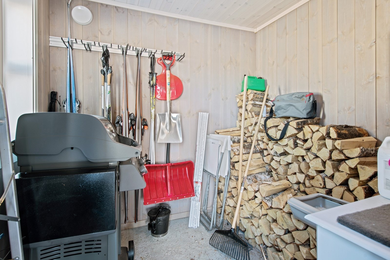 Oppbevaringsplass i utvendig bod. Galleribilde