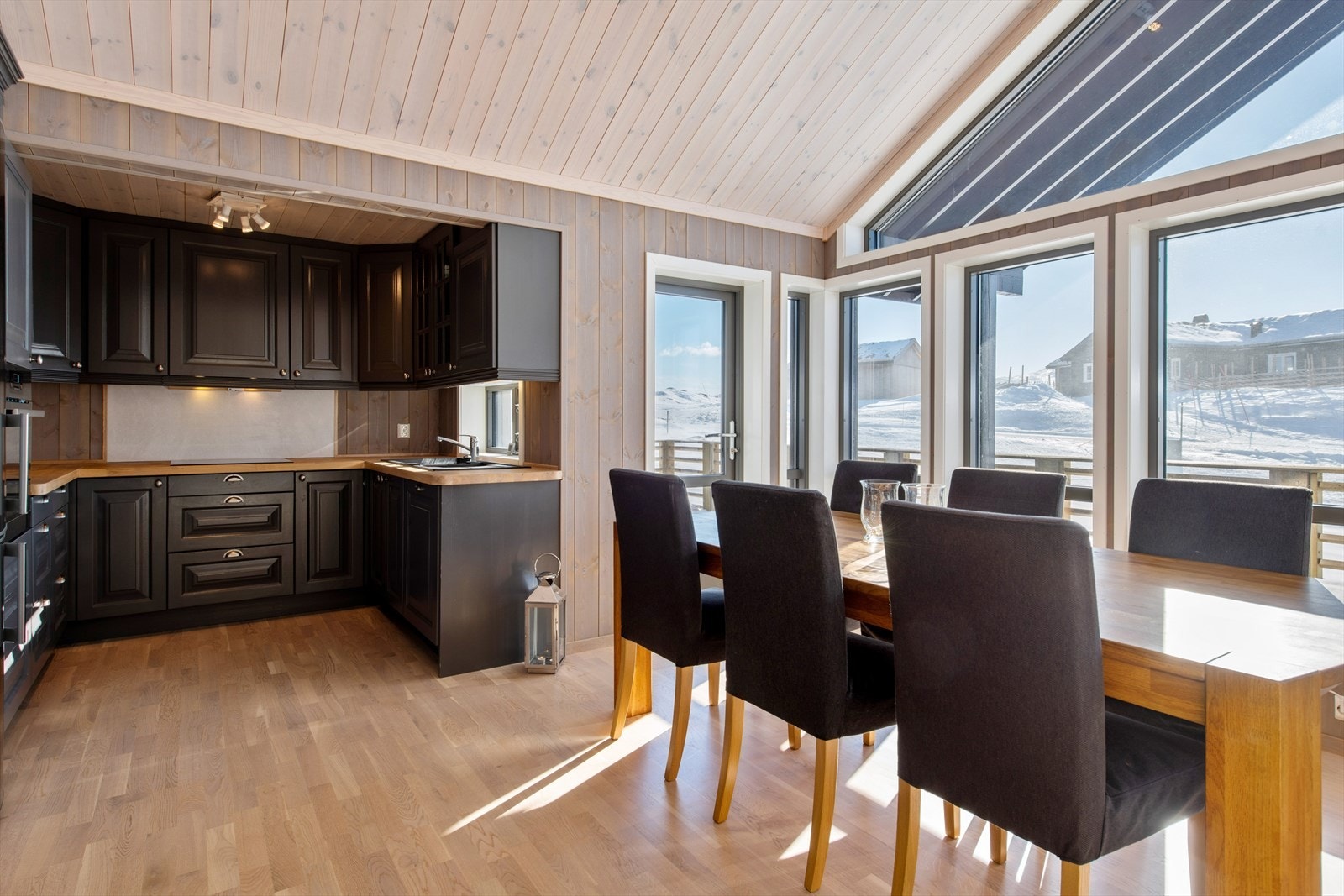 Kjøkkenet har en åpen løsning mot stue/spisestue. Galleribilde