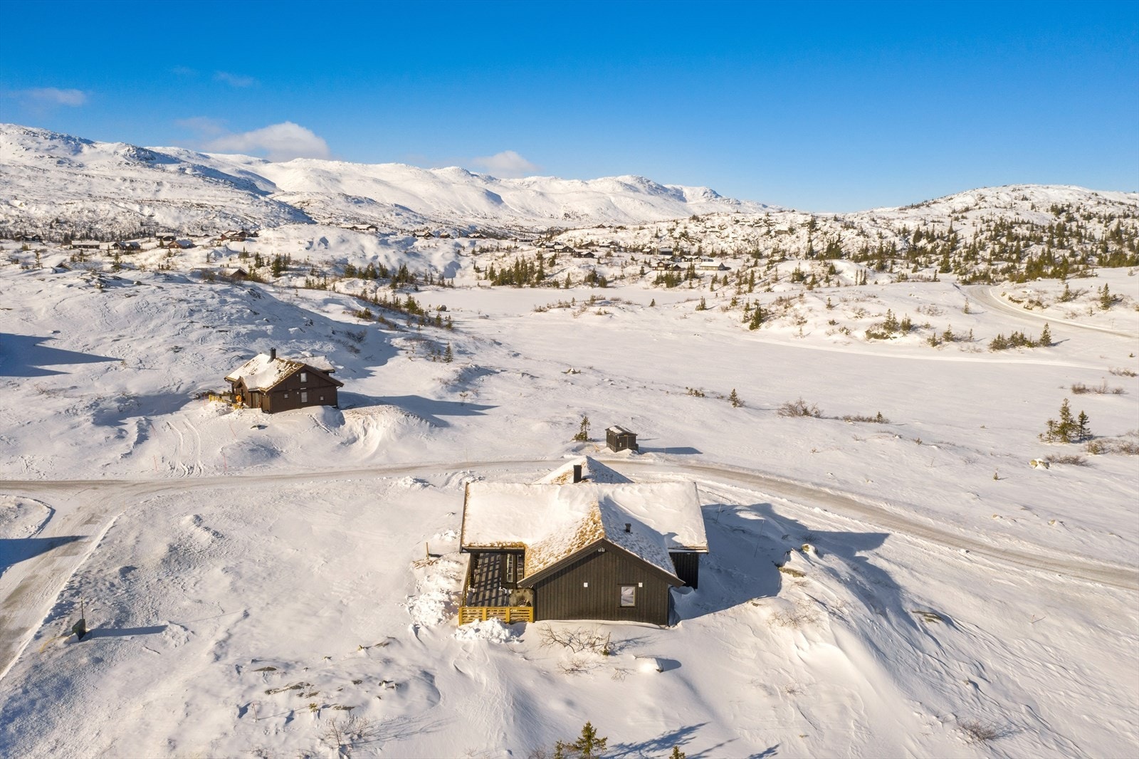Eitjerna ligger kun noen steinkast unna hytta. Galleribilde