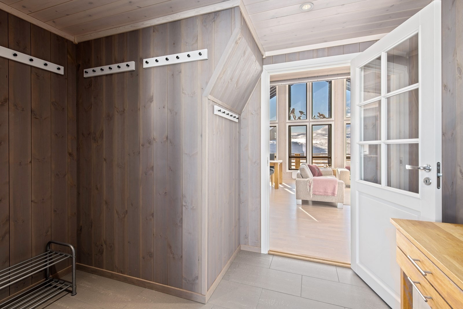 En trivelig entre med plass til utesko- og tøy. Galleribilde