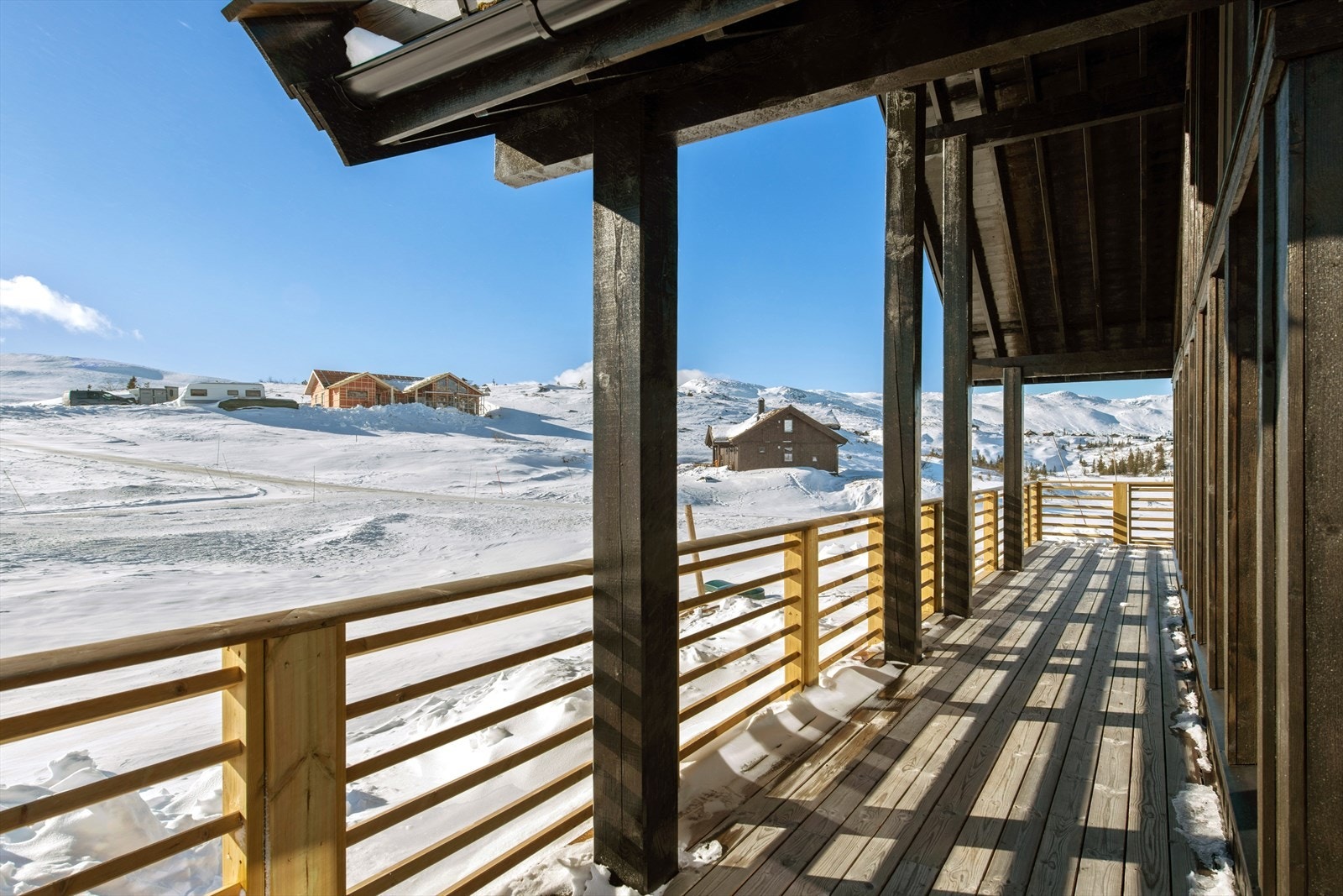 Hytta har en stor og solrik terrasse hvor deler av terrassen er takoverbygget. Galleribilde