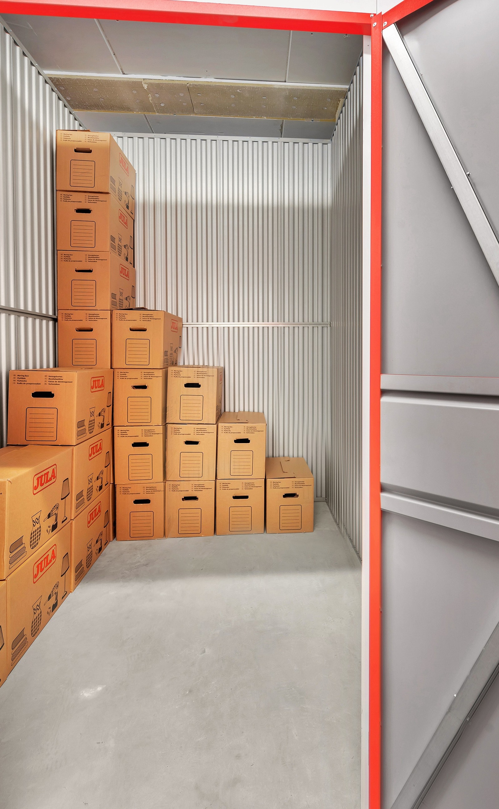 Vi har mange ulike størrelser og kan tilby fra 1.5 - 16 kvm på dette lagerhotellet. Avbildet minilager er 5 kvm. Flyttekassene gir en referanse på høyde, lengde og bredde. Galleribilde