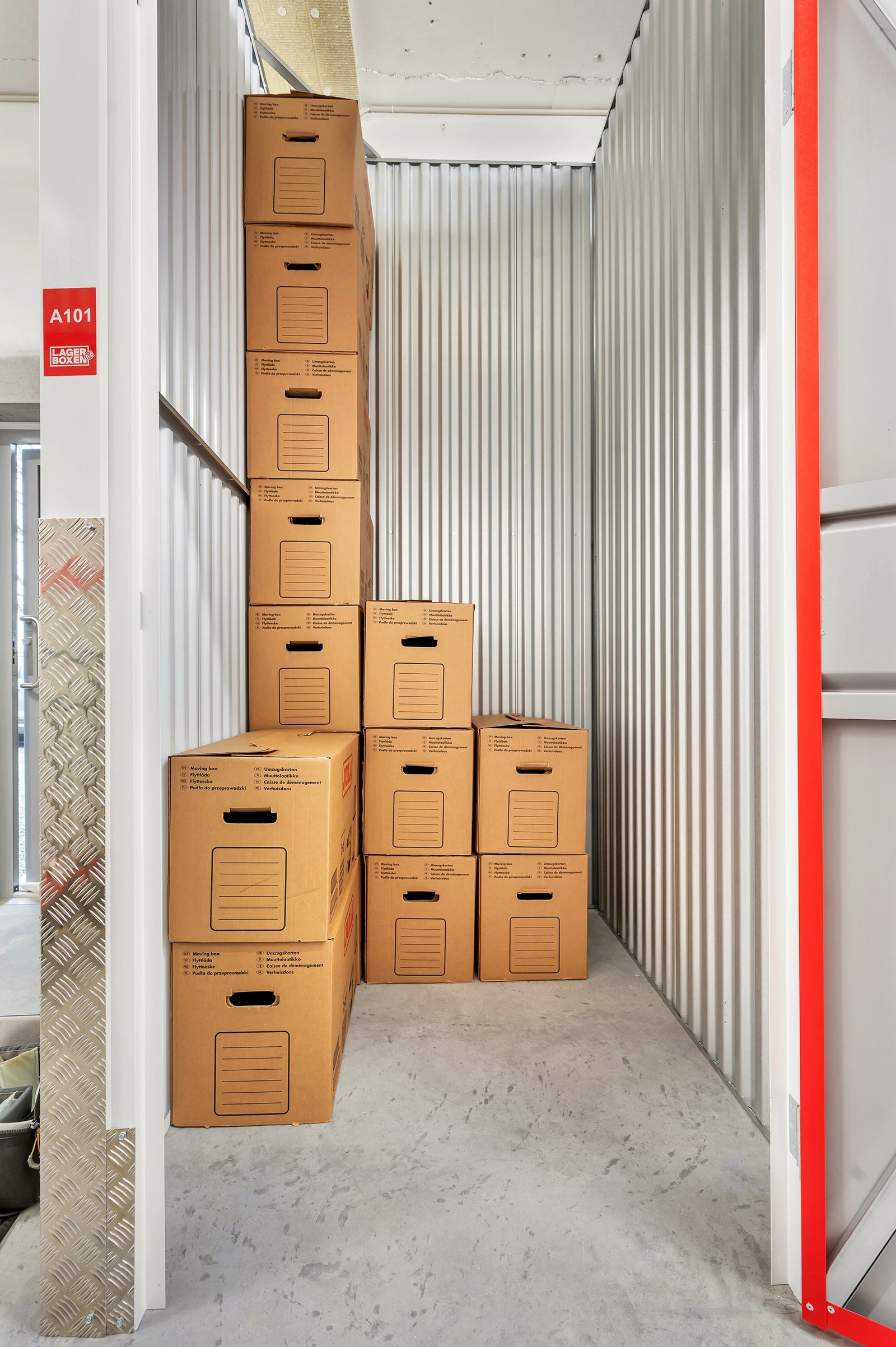 3.1 meter innvendig takhøyde i bodene gir mye kubikk og god stablehøyde. Dette er bilde av et minilager på 2 kvm. Flyttekassene gir en referanse på høyde, lengde og bredde. Galleribilde