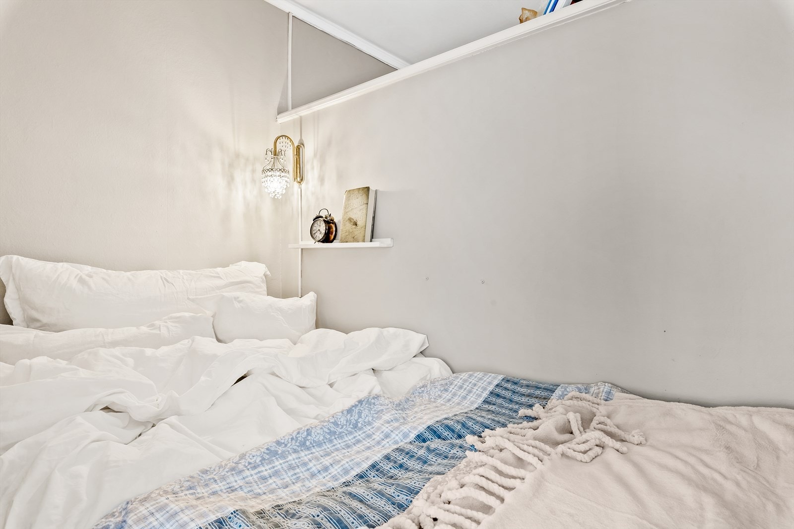 Sengen er bygget noe høyere, for å sørge for ekstra lagringsplass under sengen. Galleribilde